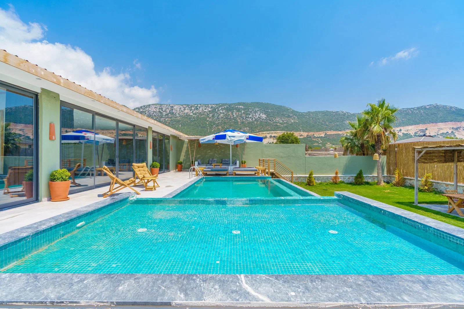 Bezirgan’da Balayı Çiftlerine Uygun, Korunaklı Havuzlu, 2 Yatak Odalı, Kiralık Villa