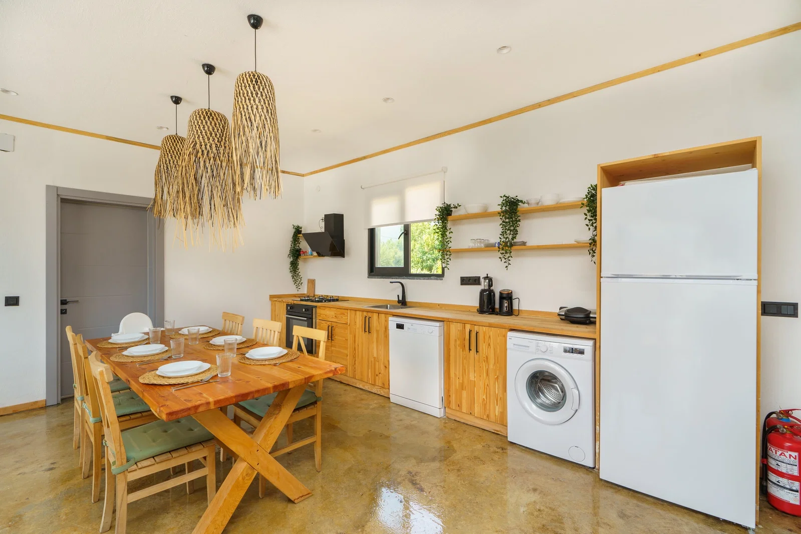 Bezirgan’da Balayı Çiftlerine Uygun, Korunaklı Havuzlu, 2 Yatak Odalı, Kiralık Villa