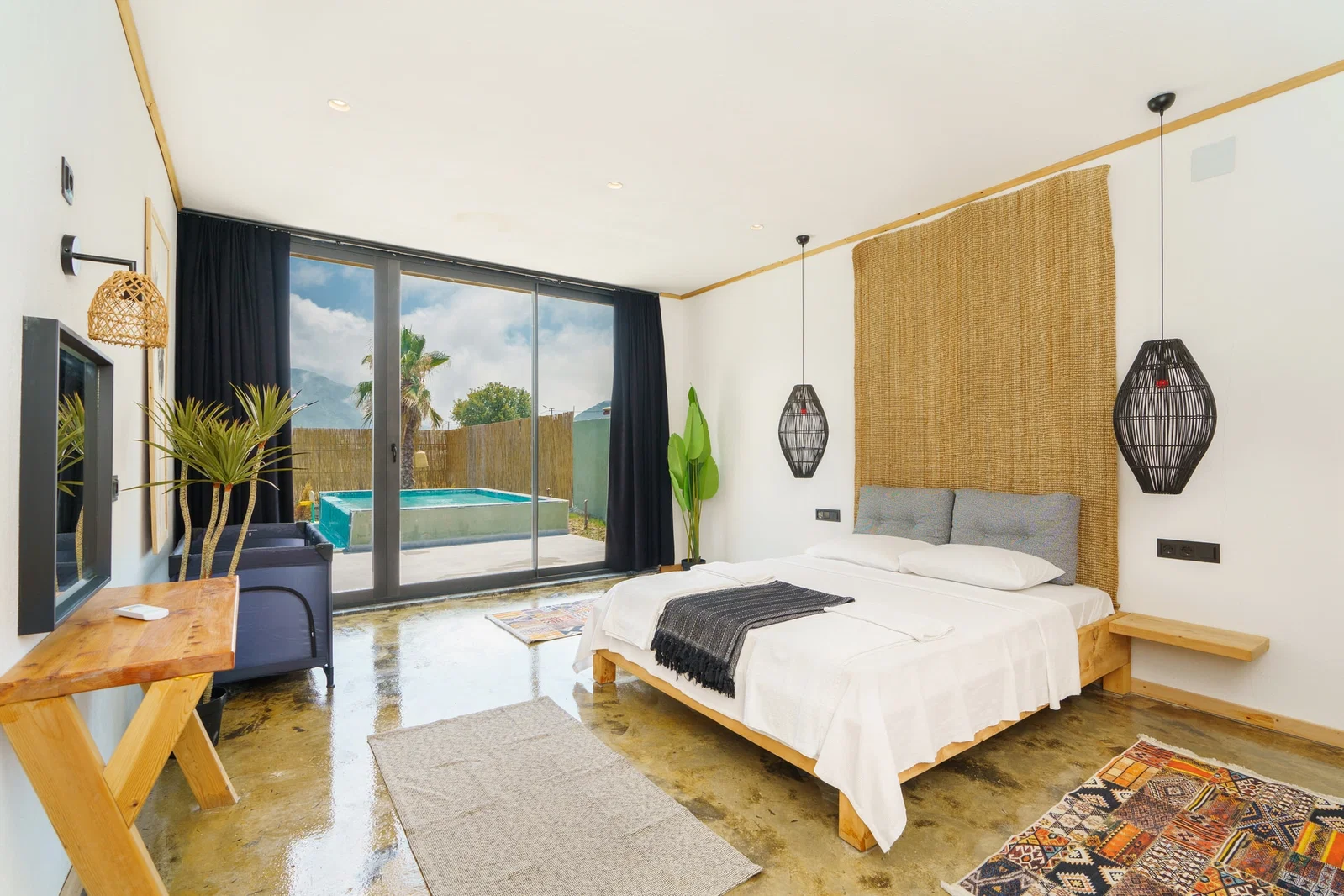 Bezirgan’da Balayı Çiftlerine Uygun, Korunaklı Havuzlu, 2 Yatak Odalı, Kiralık Villa