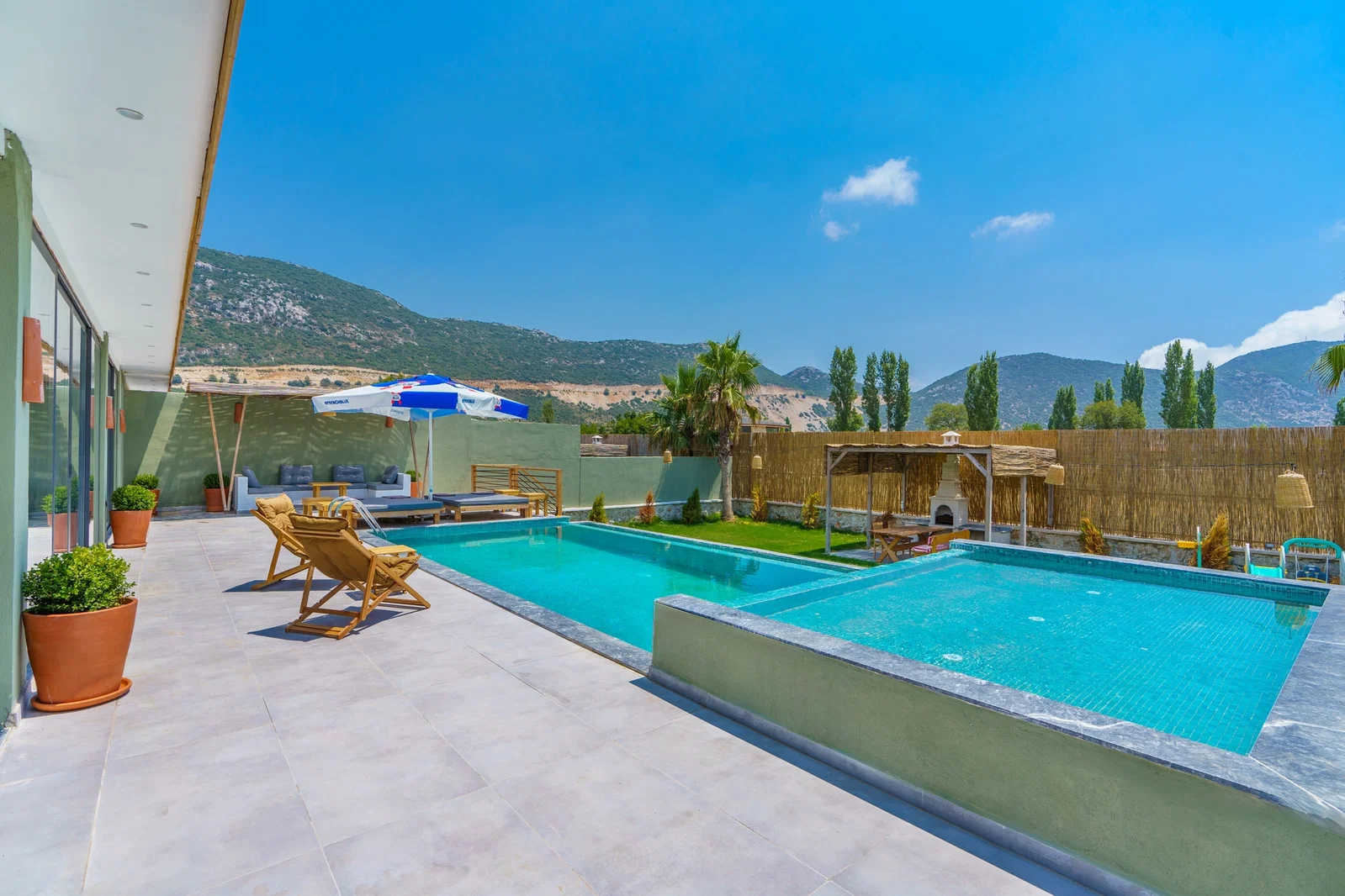 Bezirgan’da Balayı Çiftlerine Uygun, Korunaklı Havuzlu, 2 Yatak Odalı, Kiralık Villa
