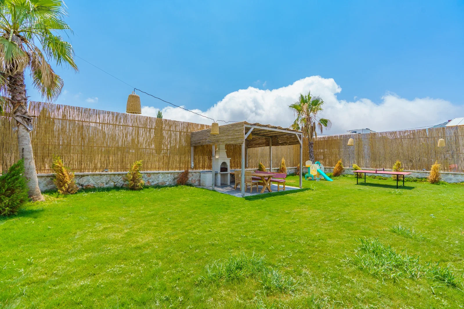 Bezirgan’da Balayı Çiftlerine Uygun, Korunaklı Havuzlu, 2 Yatak Odalı, Kiralık Villa