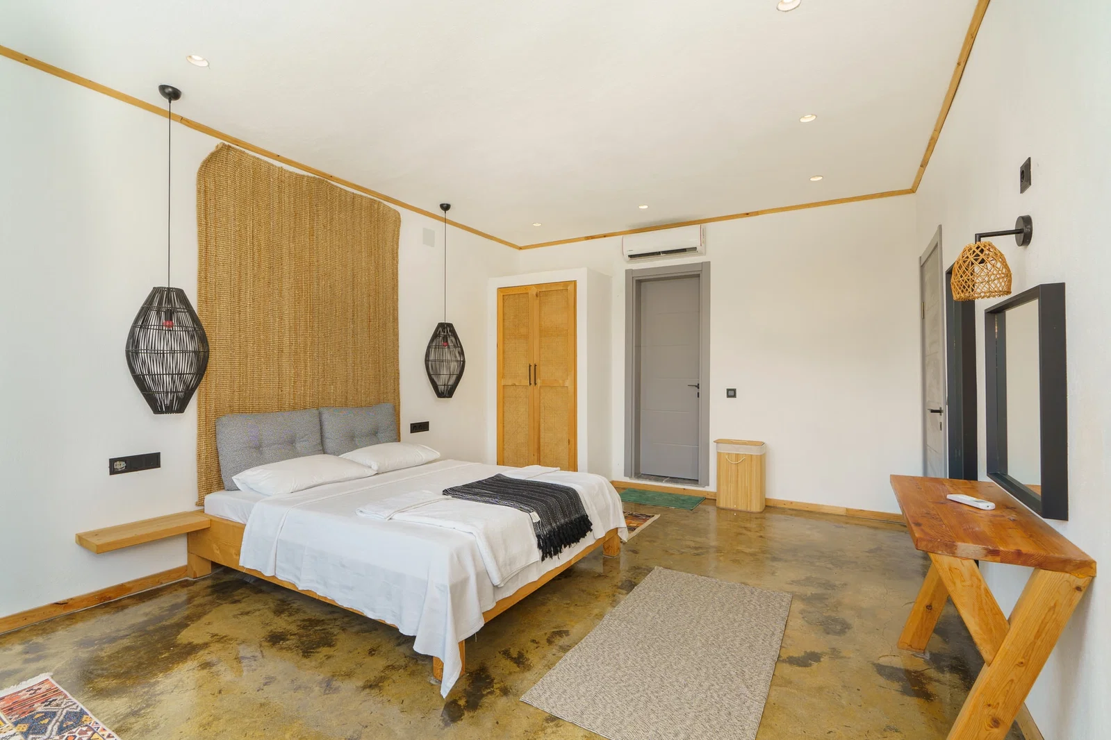 Bezirgan’da Balayı Çiftlerine Uygun, Korunaklı Havuzlu, 2 Yatak Odalı, Kiralık Villa