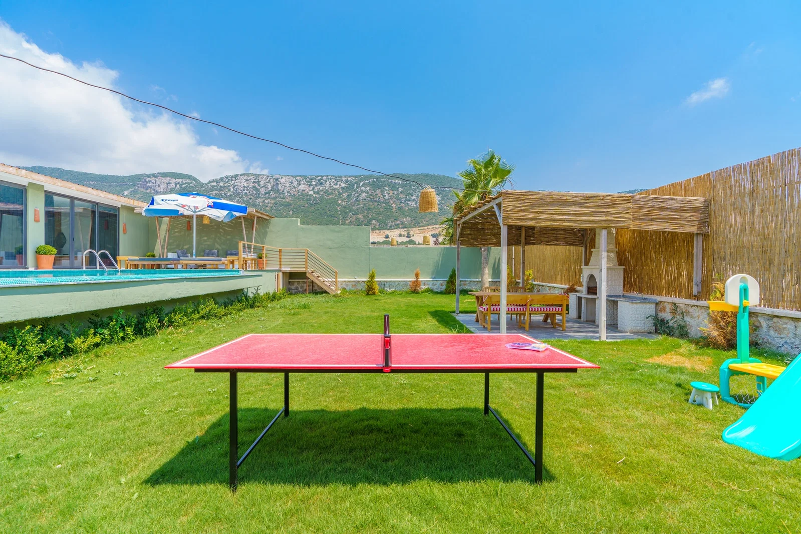 Bezirgan’da Balayı Çiftlerine Uygun, Korunaklı Havuzlu, 2 Yatak Odalı, Kiralık Villa