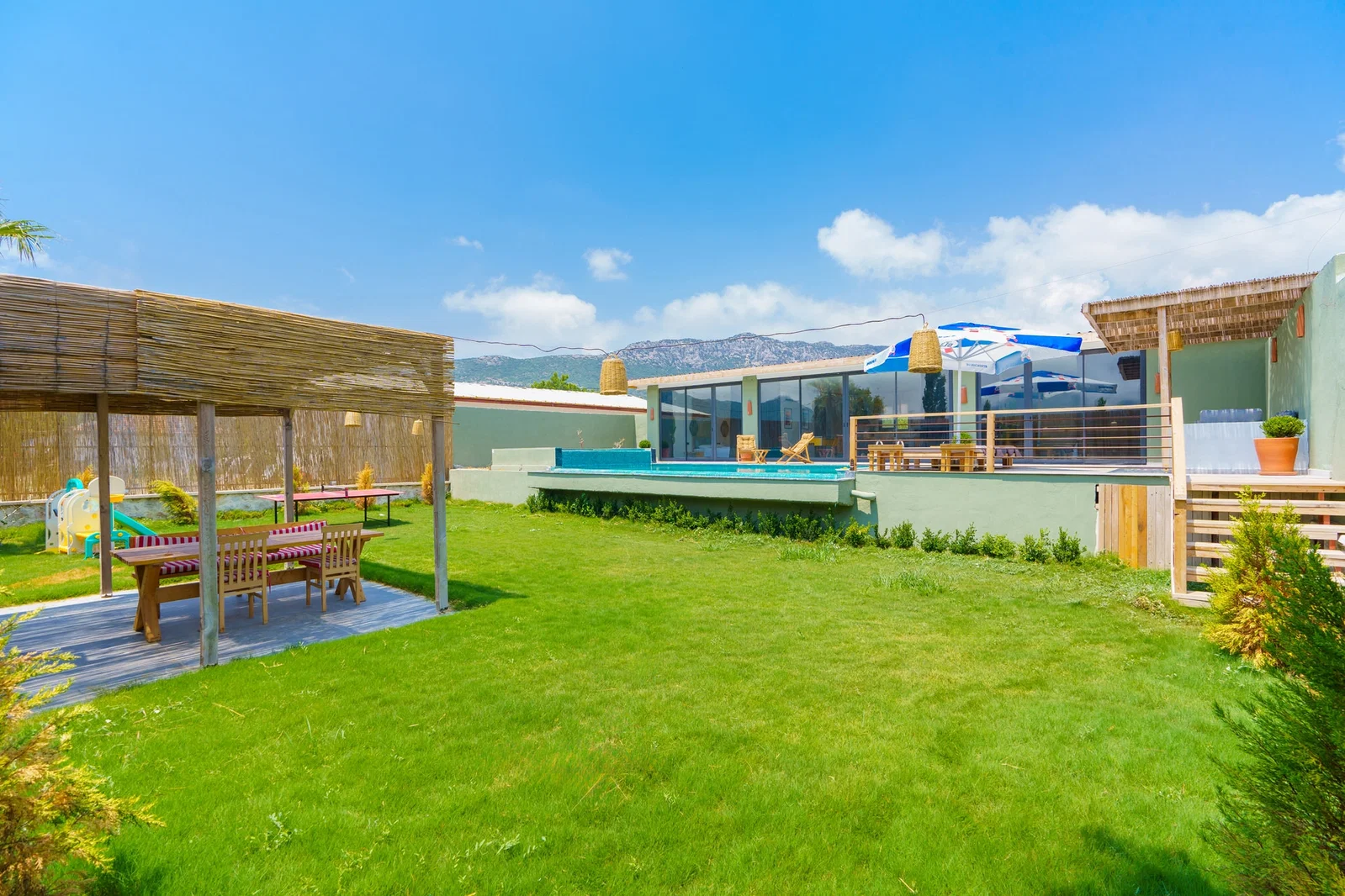 Bezirgan’da Balayı Çiftlerine Uygun, Korunaklı Havuzlu, 2 Yatak Odalı, Kiralık Villa