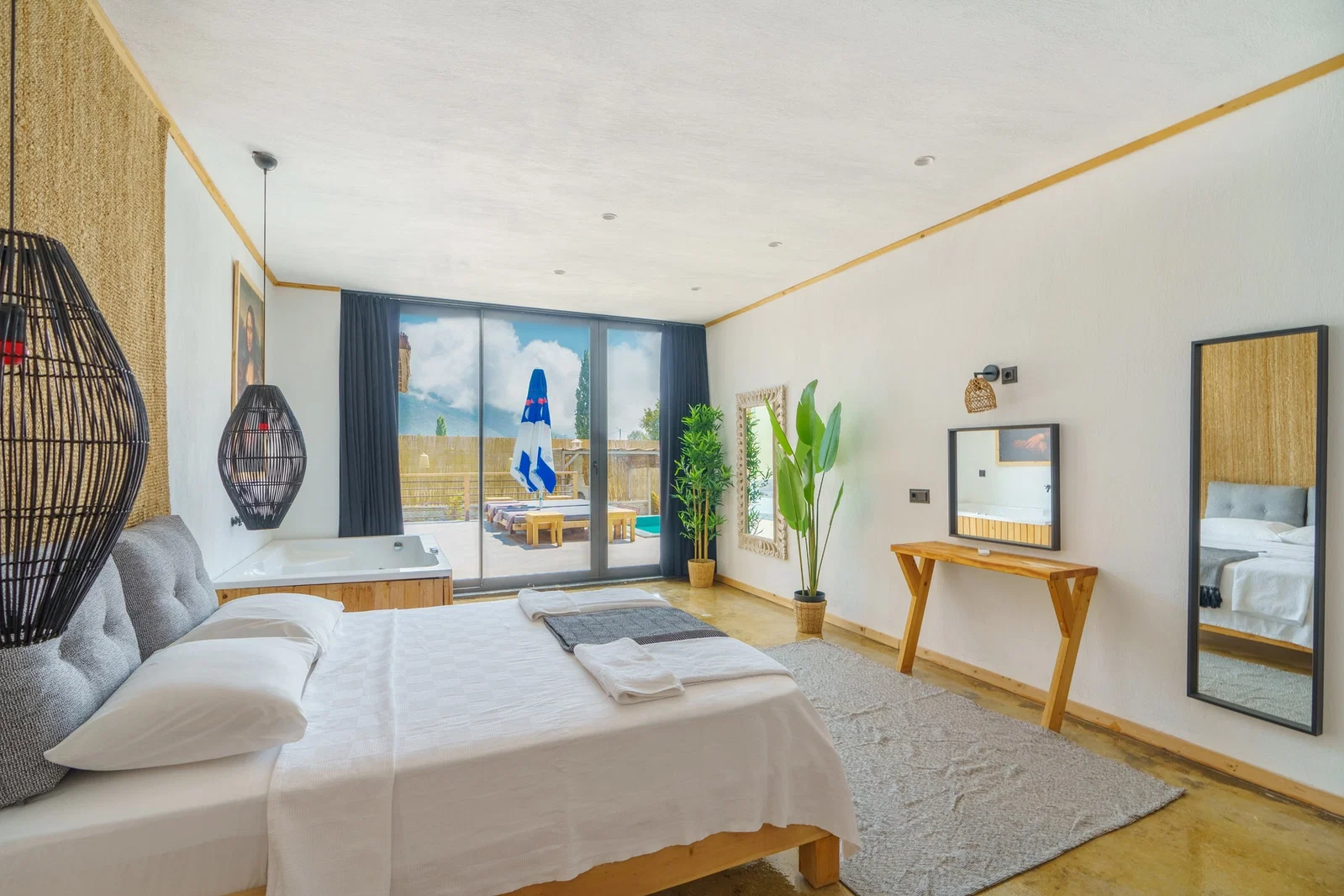 Bezirgan’da Balayı Çiftlerine Uygun, Korunaklı Havuzlu, 2 Yatak Odalı, Kiralık Villa