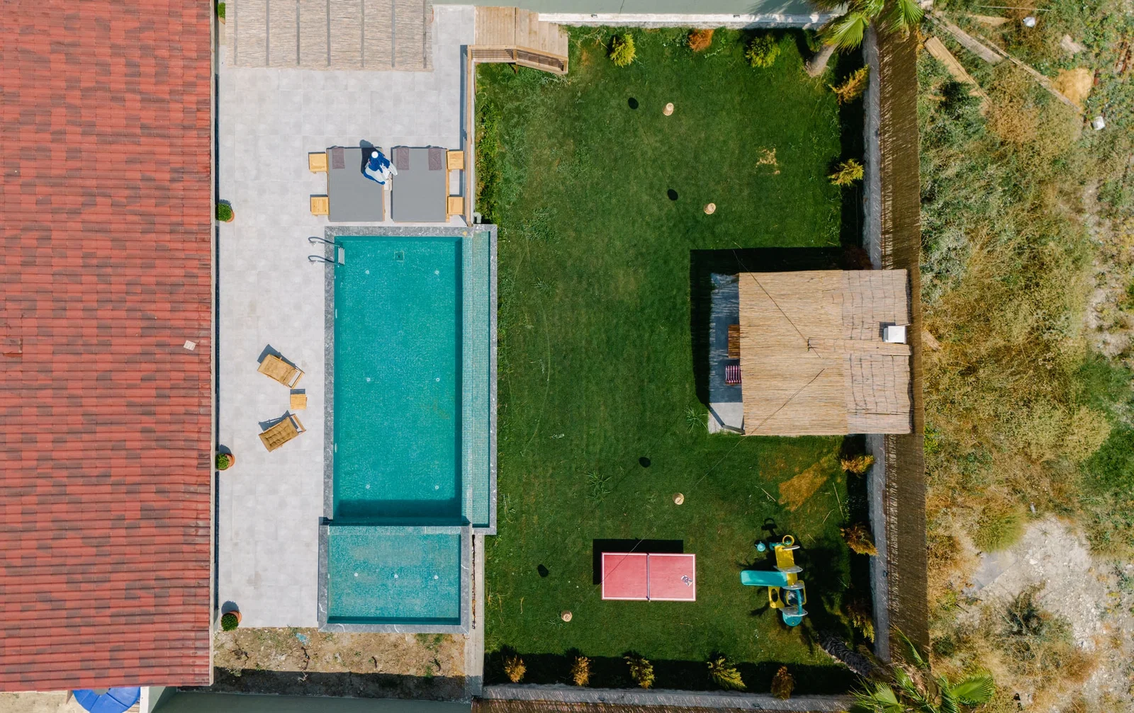 Bezirgan’da Balayı Çiftlerine Uygun, Korunaklı Havuzlu, 2 Yatak Odalı, Kiralık Villa