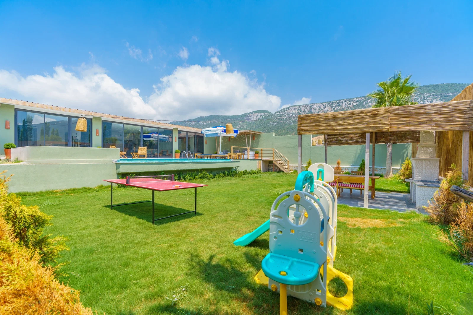 Bezirgan’da Balayı Çiftlerine Uygun, Korunaklı Havuzlu, 2 Yatak Odalı, Kiralık Villa