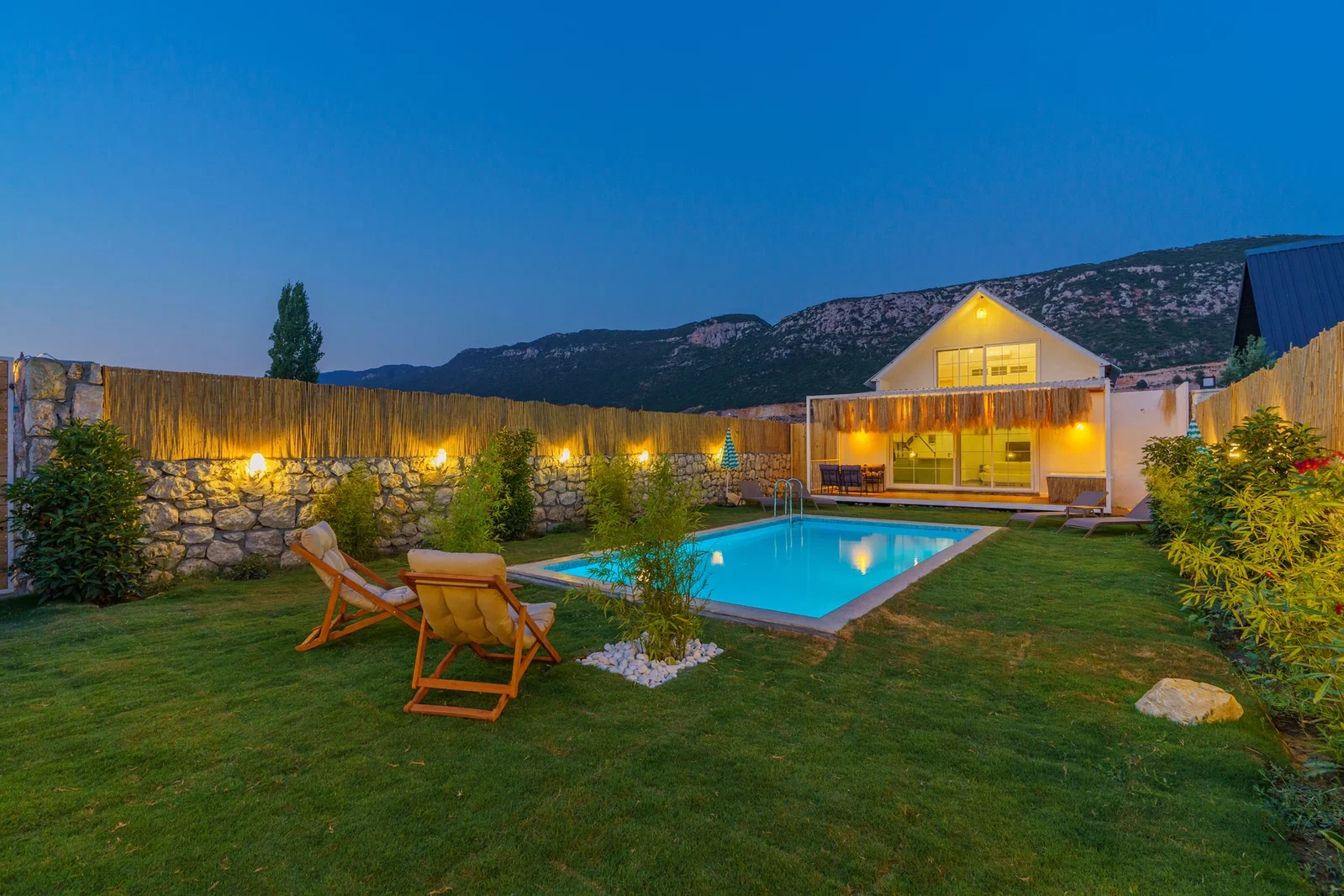 Bezirgan’da Balayı Çiftlerine Uygun, Korunaklı Havuzlu, 2 Yatak Odalı, Kiralık Villa