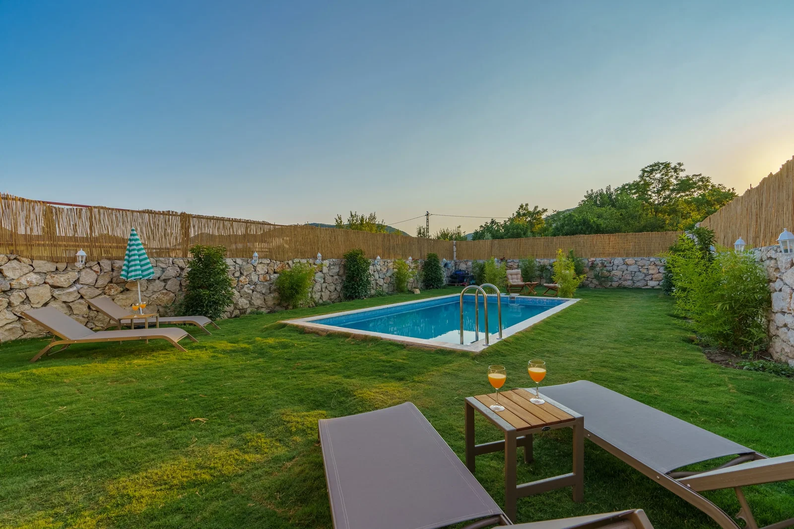 Bezirgan’da Balayı Çiftlerine Uygun, Korunaklı Havuzlu, 2 Yatak Odalı, Kiralık Villa