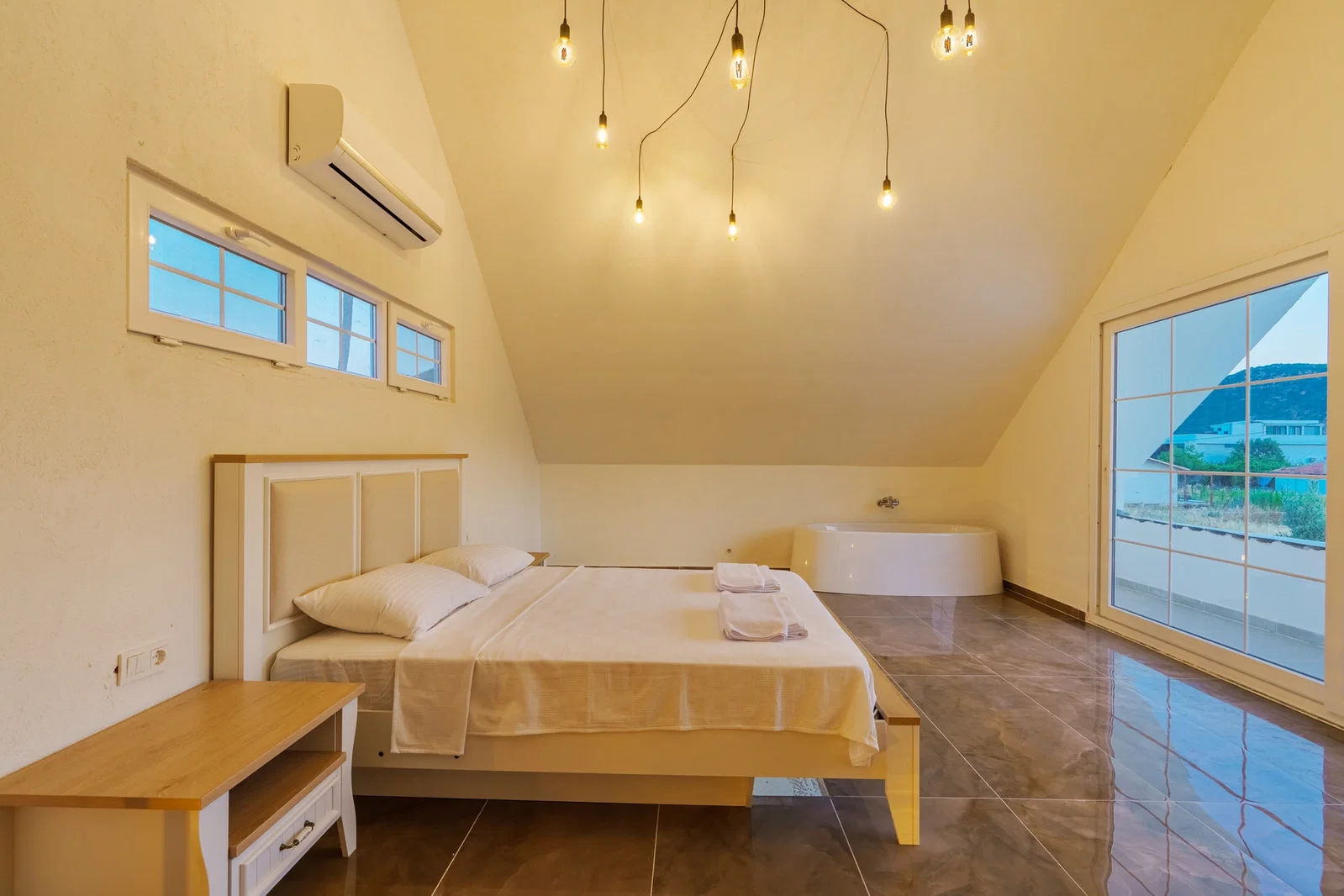 Bezirgan’da Balayı Çiftlerine Uygun, Korunaklı Havuzlu, 2 Yatak Odalı, Kiralık Villa