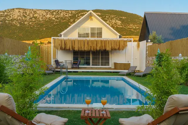 Bezirgan’da Balayı Çiftlerine Uygun, Korunaklı Havuzlu, 2 Yatak Odalı, Kiralık Villa