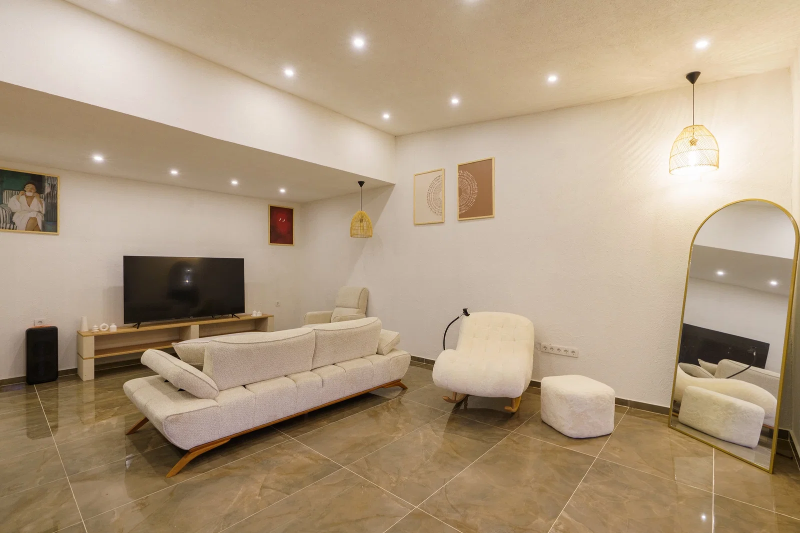 Bezirgan’da Balayı Çiftlerine Uygun, Korunaklı Havuzlu, 2 Yatak Odalı, Kiralık Villa