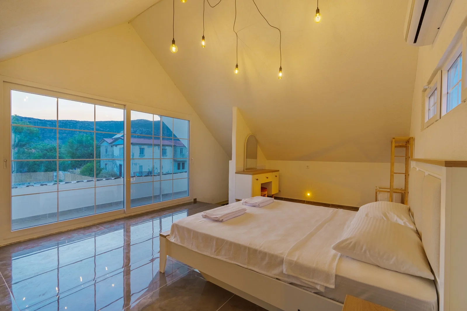 Bezirgan’da Balayı Çiftlerine Uygun, Korunaklı Havuzlu, 2 Yatak Odalı, Kiralık Villa