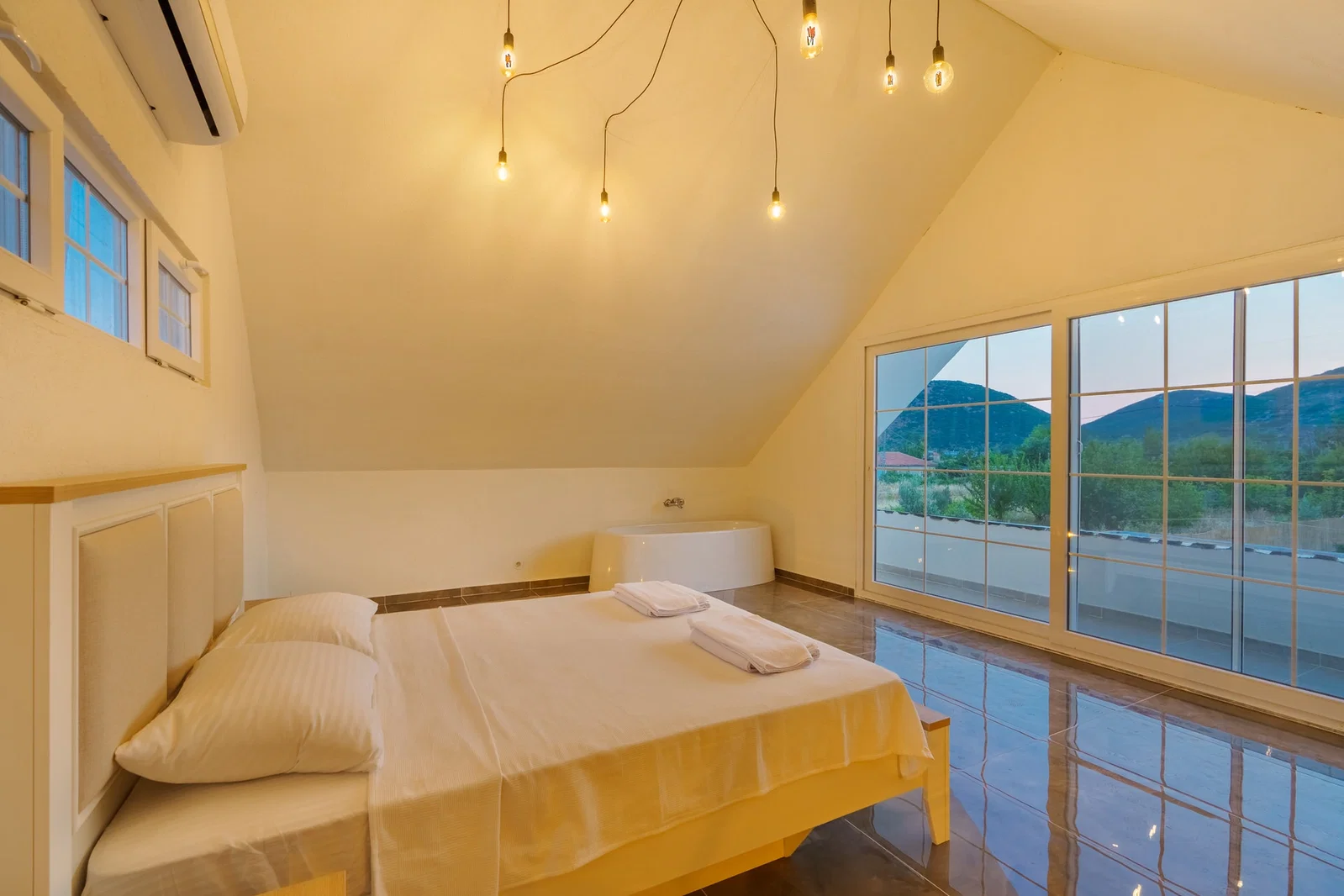 Bezirgan’da Balayı Çiftlerine Uygun, Korunaklı Havuzlu, 2 Yatak Odalı, Kiralık Villa