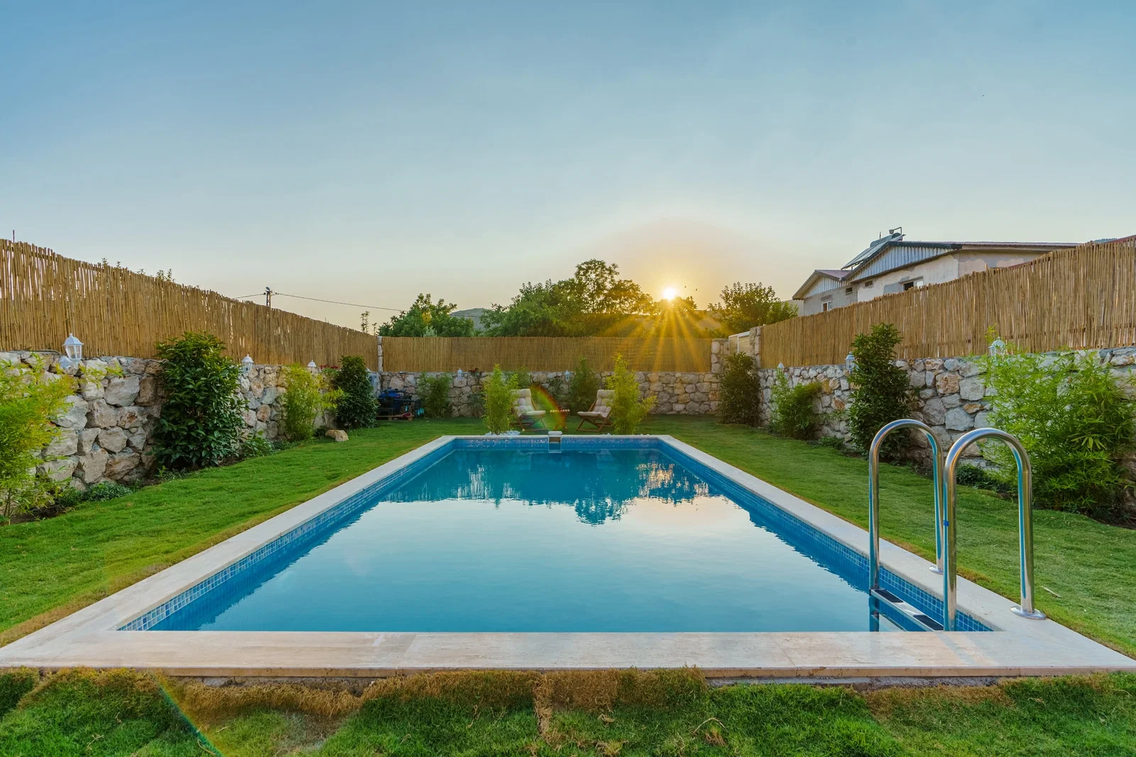 Bezirgan’da Balayı Çiftlerine Uygun, Korunaklı Havuzlu, 2 Yatak Odalı, Kiralık Villa