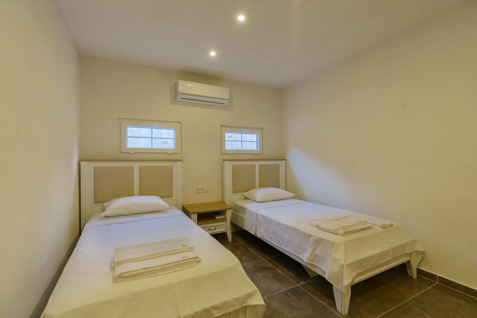 Bezirgan’da Balayı Çiftlerine Uygun, Korunaklı Havuzlu, 2 Yatak Odalı, Kiralık Villa