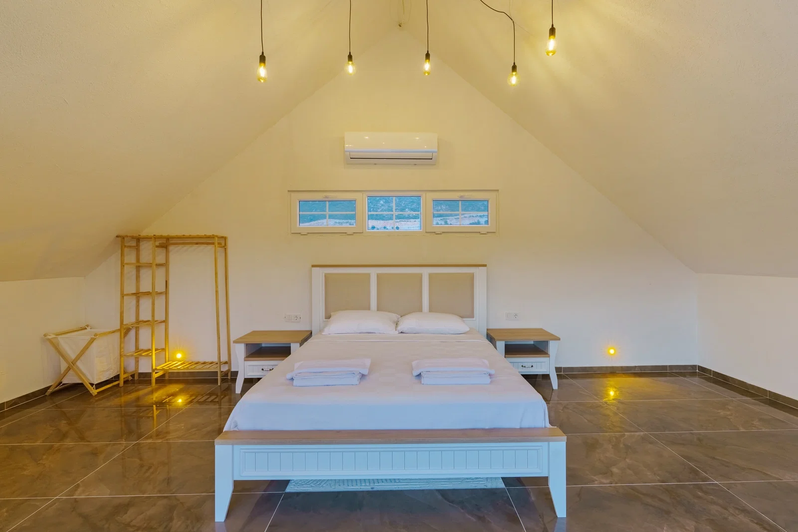Bezirgan’da Balayı Çiftlerine Uygun, Korunaklı Havuzlu, 2 Yatak Odalı, Kiralık Villa