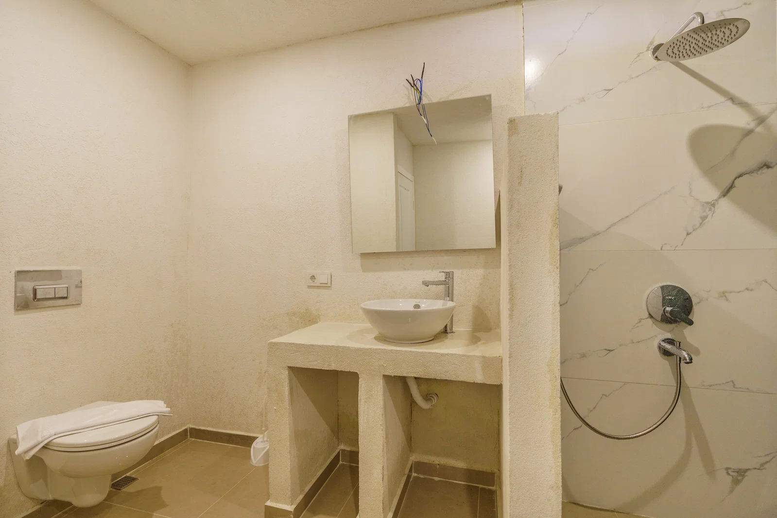 Bezirgan’da Balayı Çiftlerine Uygun, Korunaklı Havuzlu, 2 Yatak Odalı, Kiralık Villa
