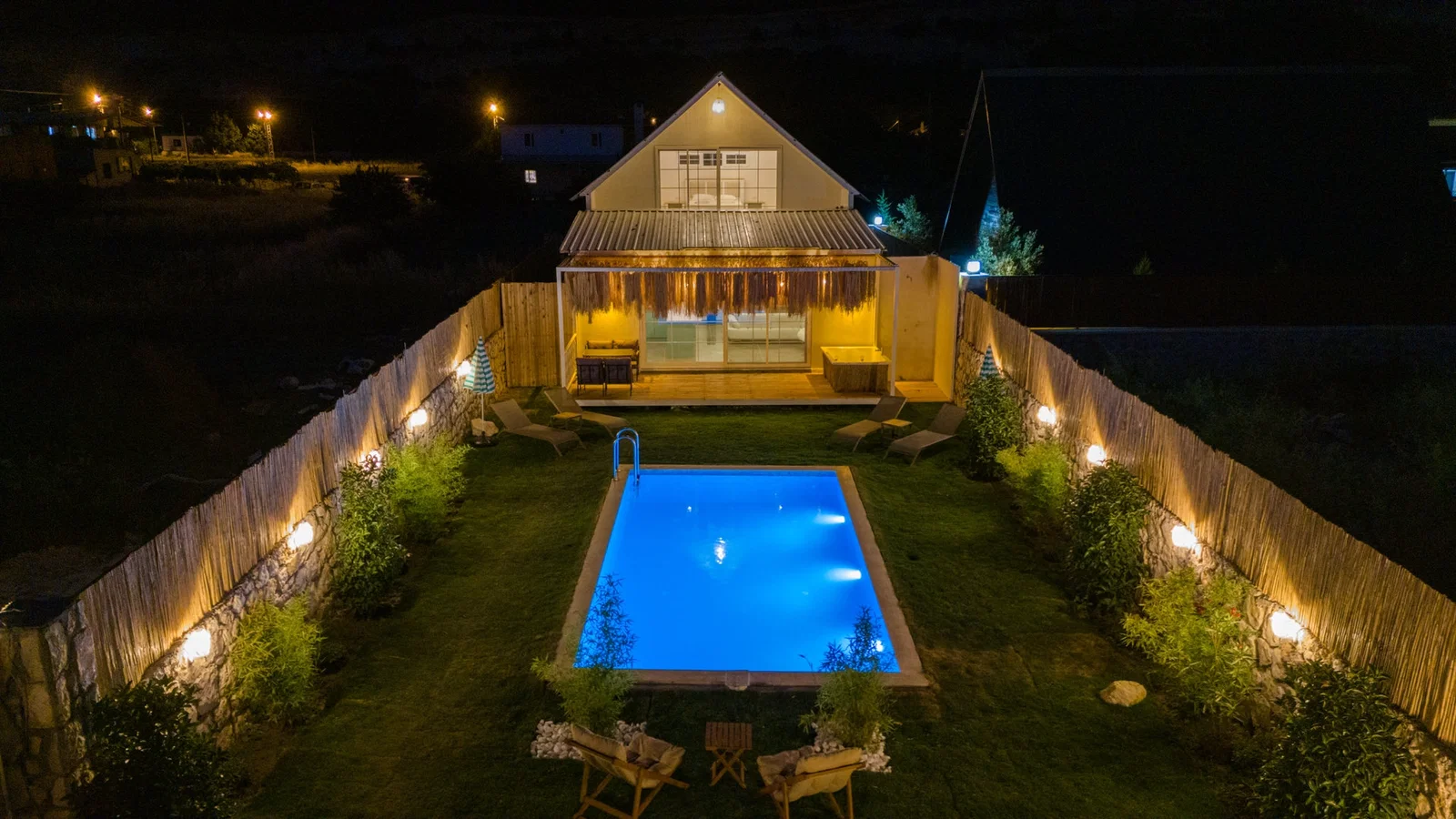 Bezirgan’da Balayı Çiftlerine Uygun, Korunaklı Havuzlu, 2 Yatak Odalı, Kiralık Villa
