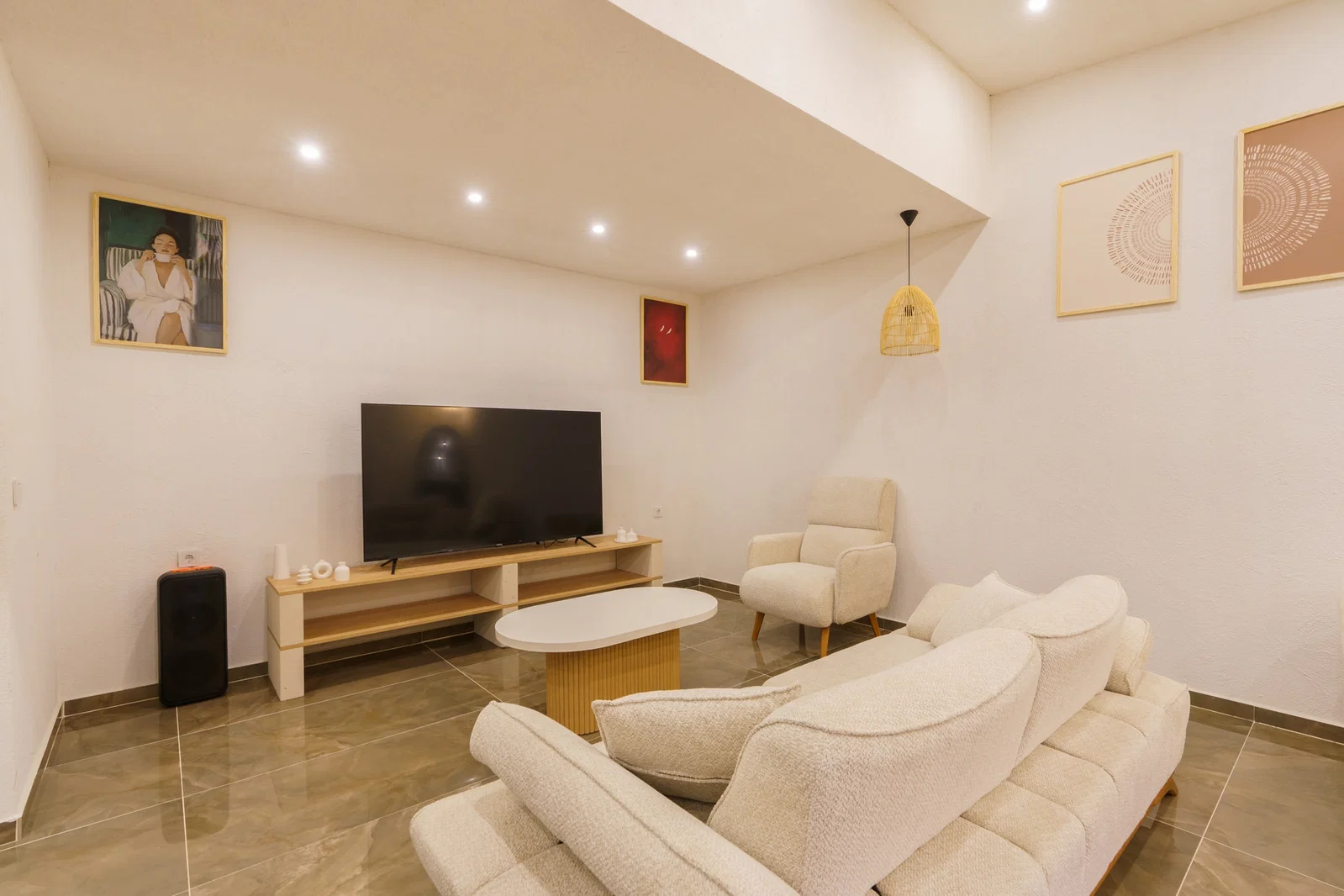 Bezirgan’da Balayı Çiftlerine Uygun, Korunaklı Havuzlu, 2 Yatak Odalı, Kiralık Villa
