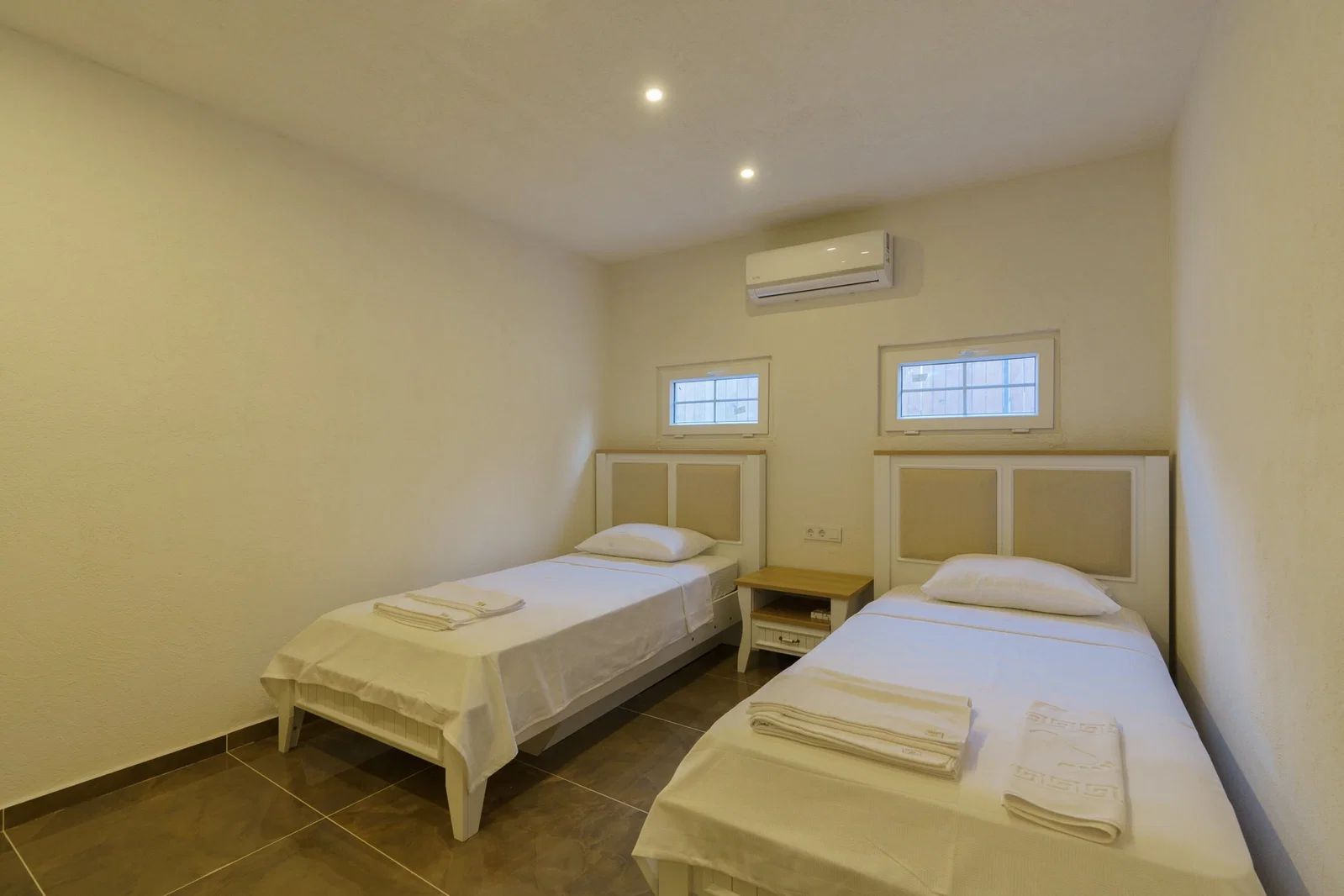 Bezirgan’da Balayı Çiftlerine Uygun, Korunaklı Havuzlu, 2 Yatak Odalı, Kiralık Villa