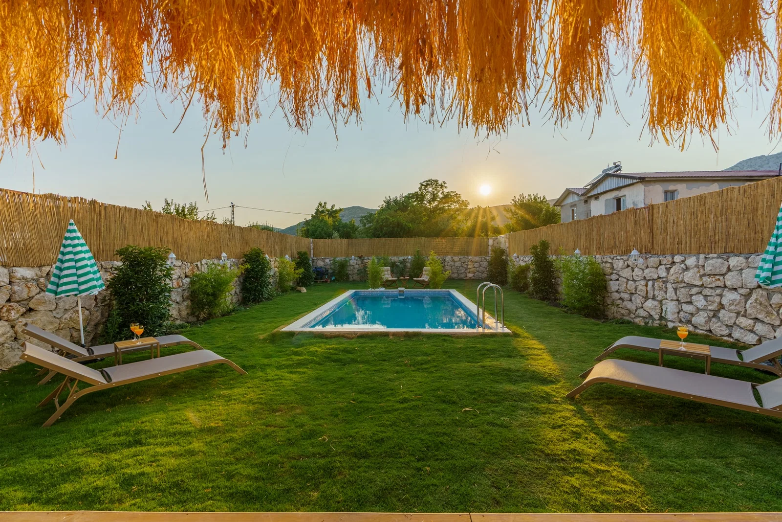 Bezirgan’da Balayı Çiftlerine Uygun, Korunaklı Havuzlu, 2 Yatak Odalı, Kiralık Villa