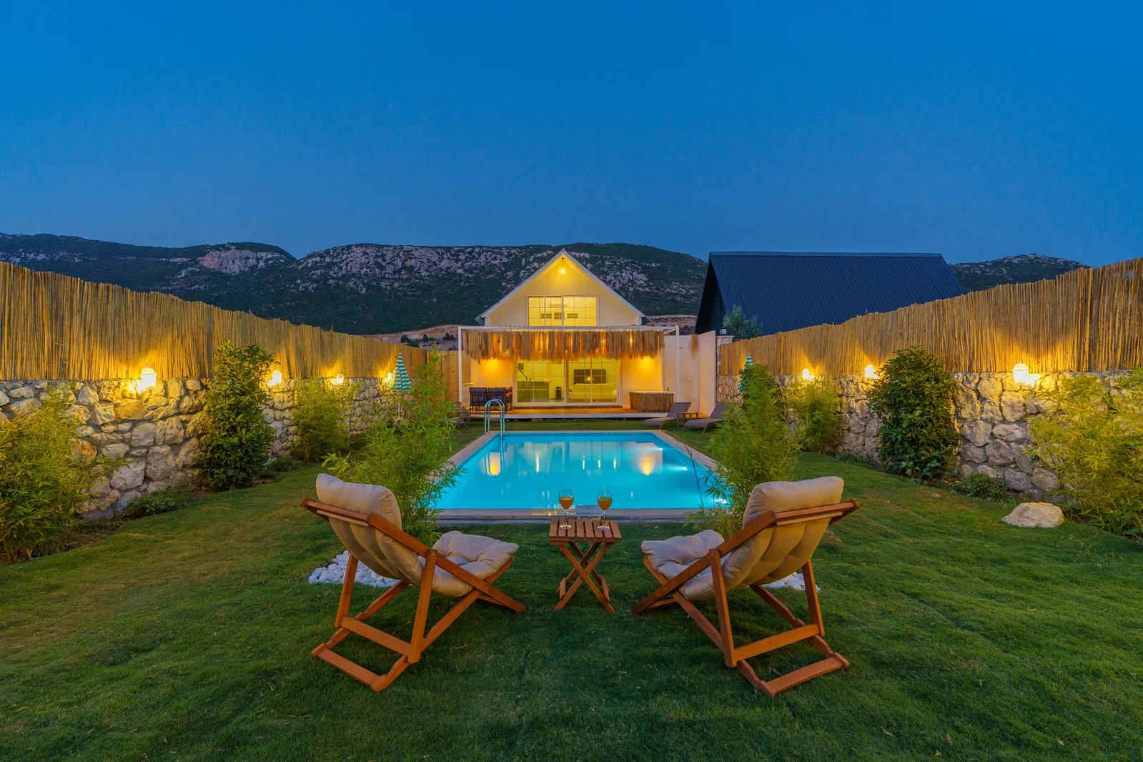 Bezirgan’da Balayı Çiftlerine Uygun, Korunaklı Havuzlu, 2 Yatak Odalı, Kiralık Villa
