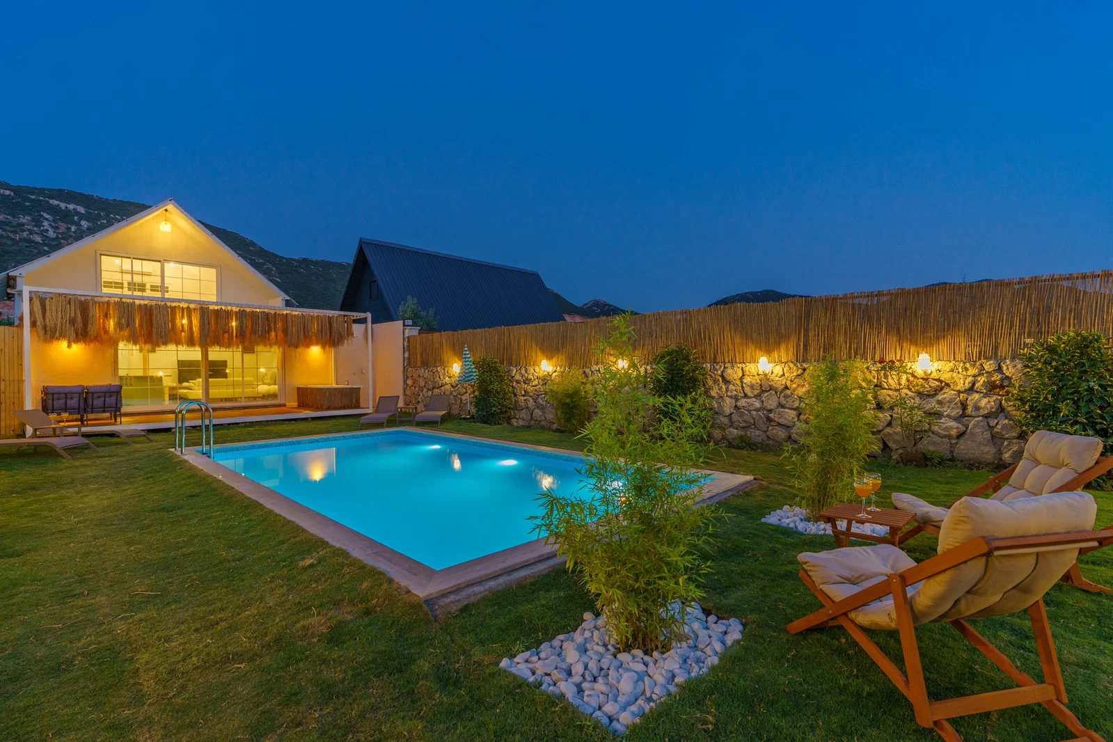 Bezirgan’da Balayı Çiftlerine Uygun, Korunaklı Havuzlu, 2 Yatak Odalı, Kiralık Villa