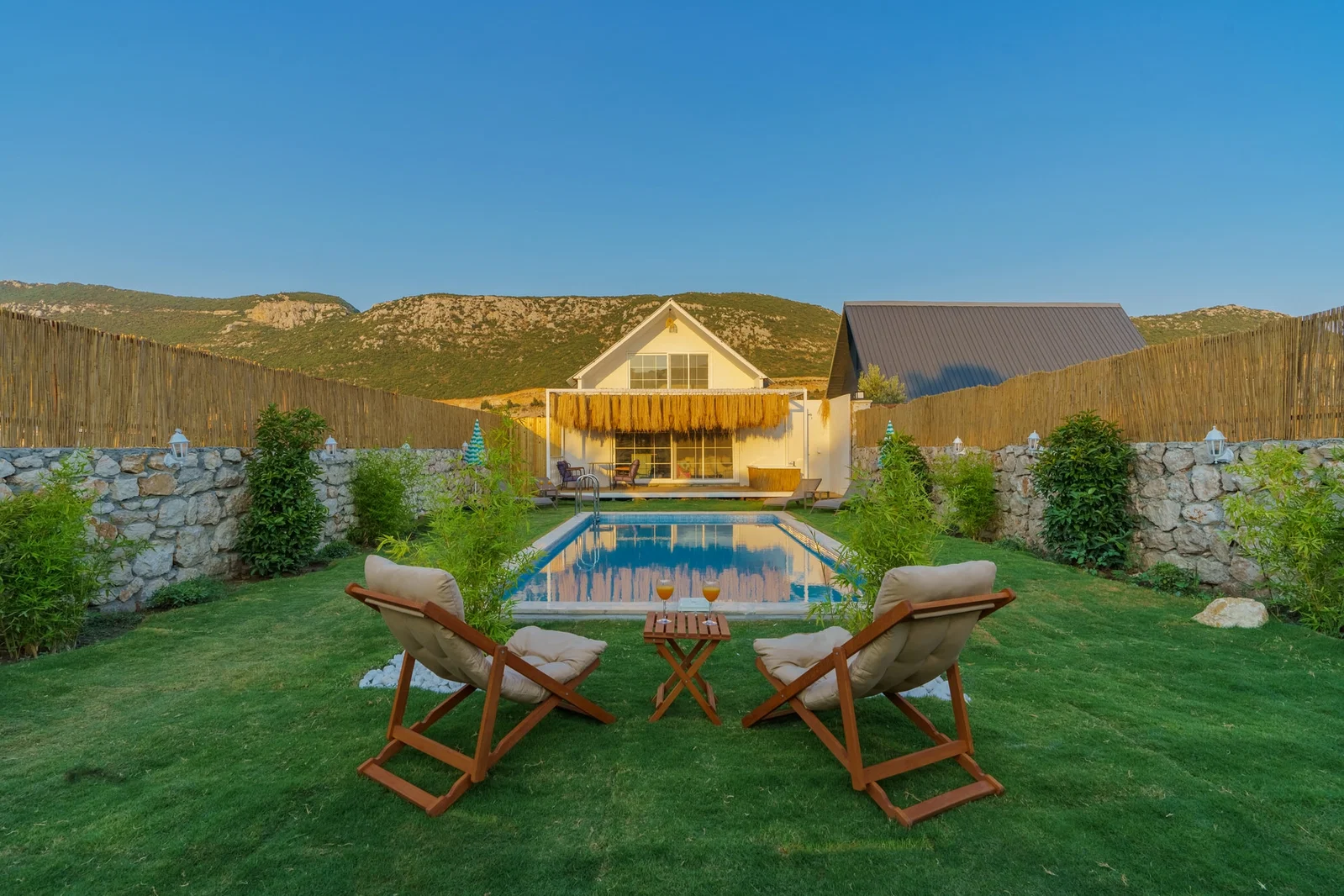 Bezirgan’da Balayı Çiftlerine Uygun, Korunaklı Havuzlu, 2 Yatak Odalı, Kiralık Villa