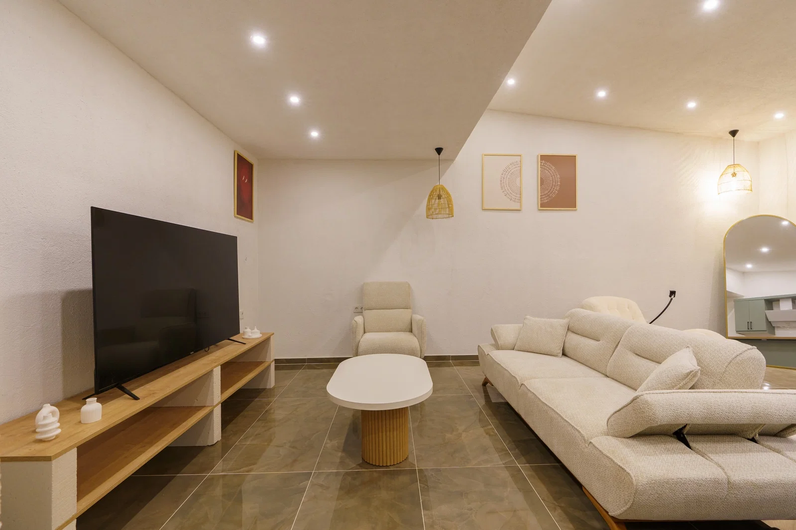 Bezirgan’da Balayı Çiftlerine Uygun, Korunaklı Havuzlu, 2 Yatak Odalı, Kiralık Villa