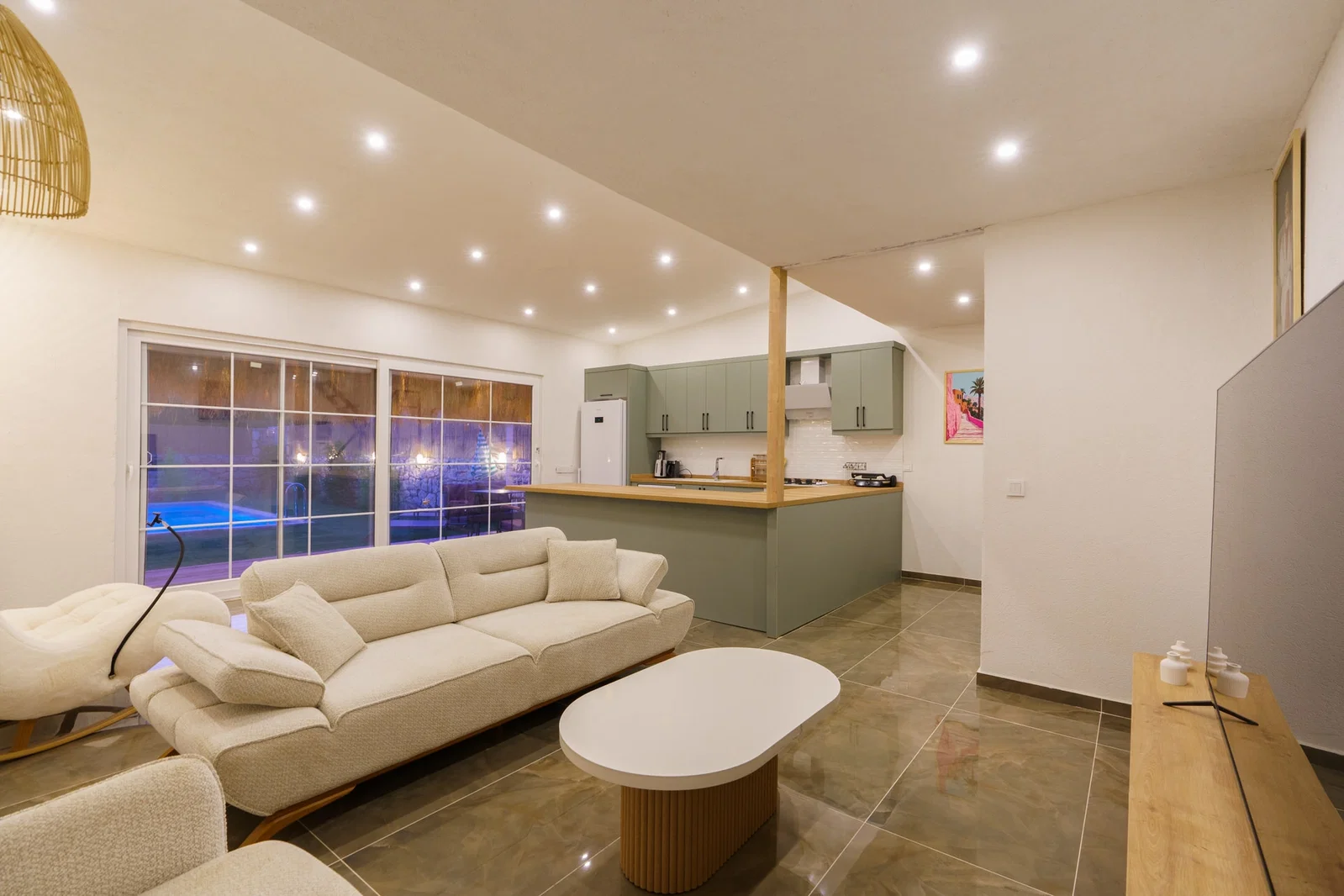 Bezirgan’da Balayı Çiftlerine Uygun, Korunaklı Havuzlu, 2 Yatak Odalı, Kiralık Villa
