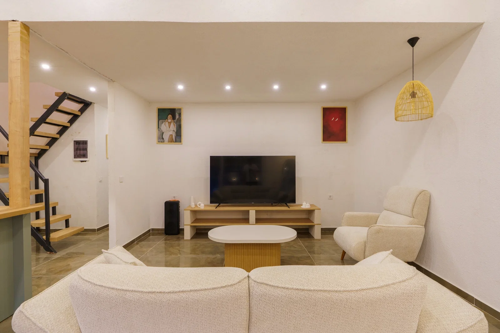 Bezirgan’da Balayı Çiftlerine Uygun, Korunaklı Havuzlu, 2 Yatak Odalı, Kiralık Villa