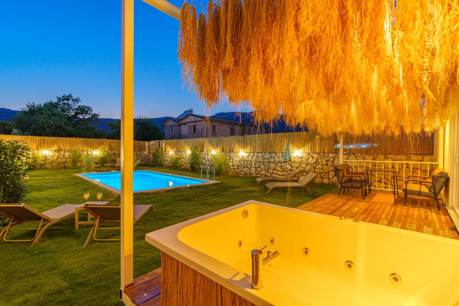 Bezirgan’da Balayı Çiftlerine Uygun, Korunaklı Havuzlu, 2 Yatak Odalı, Kiralık Villa