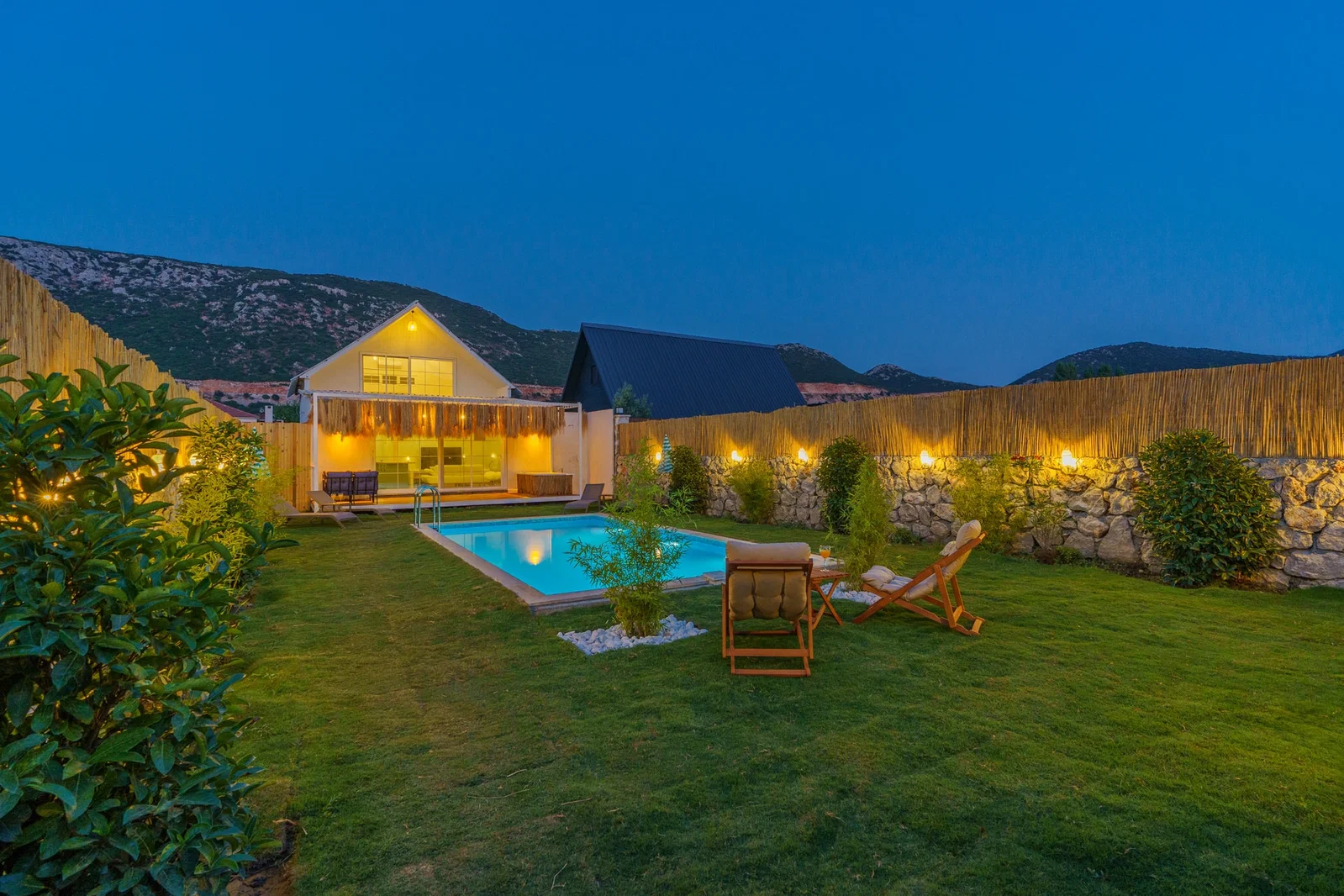 Bezirgan’da Balayı Çiftlerine Uygun, Korunaklı Havuzlu, 2 Yatak Odalı, Kiralık Villa