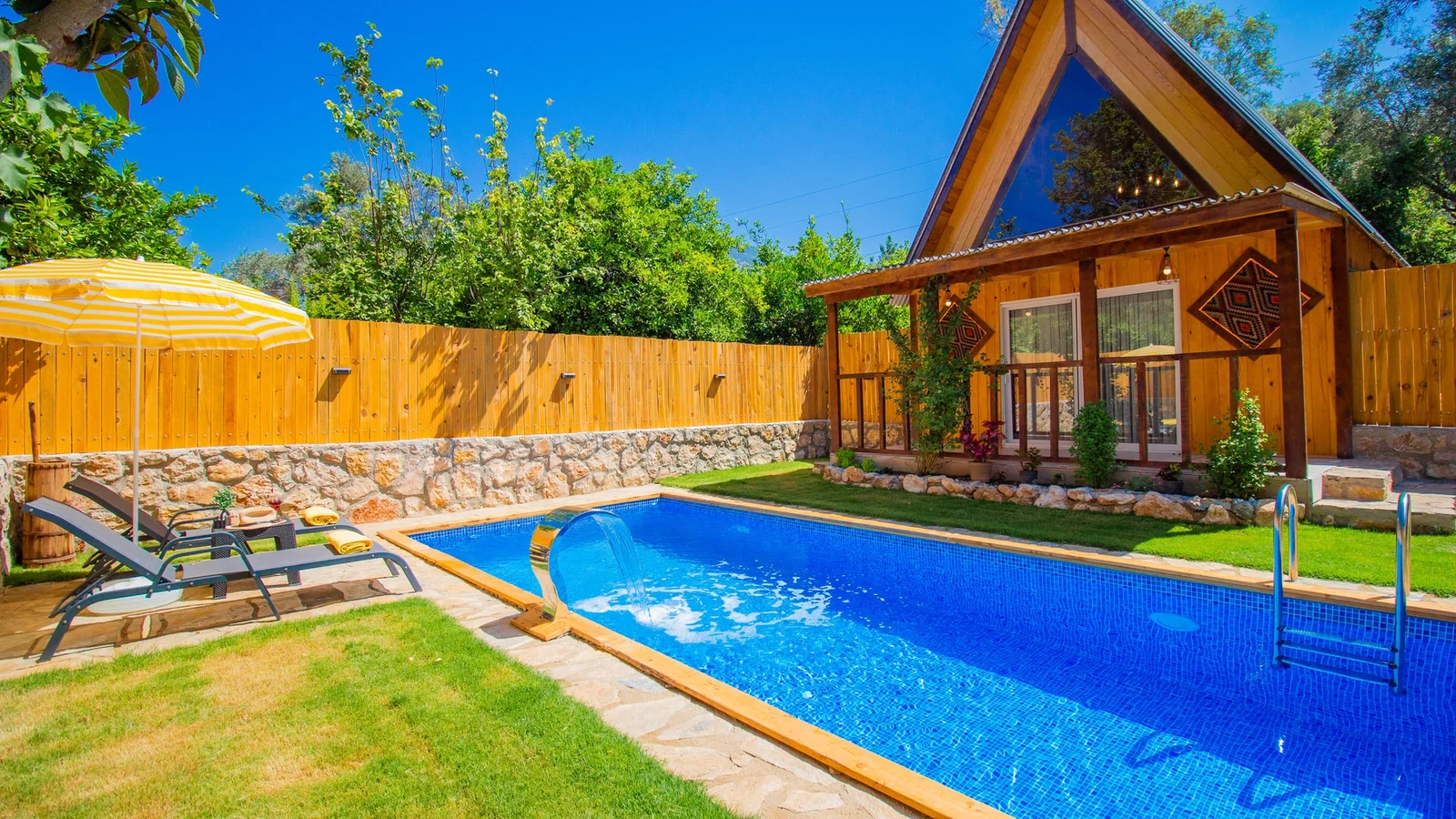 Çayköy’de Balayı Çiftlerine Uygun, Korunaklı Havuzlu, 2 Kişilik, Ekonomik Villa