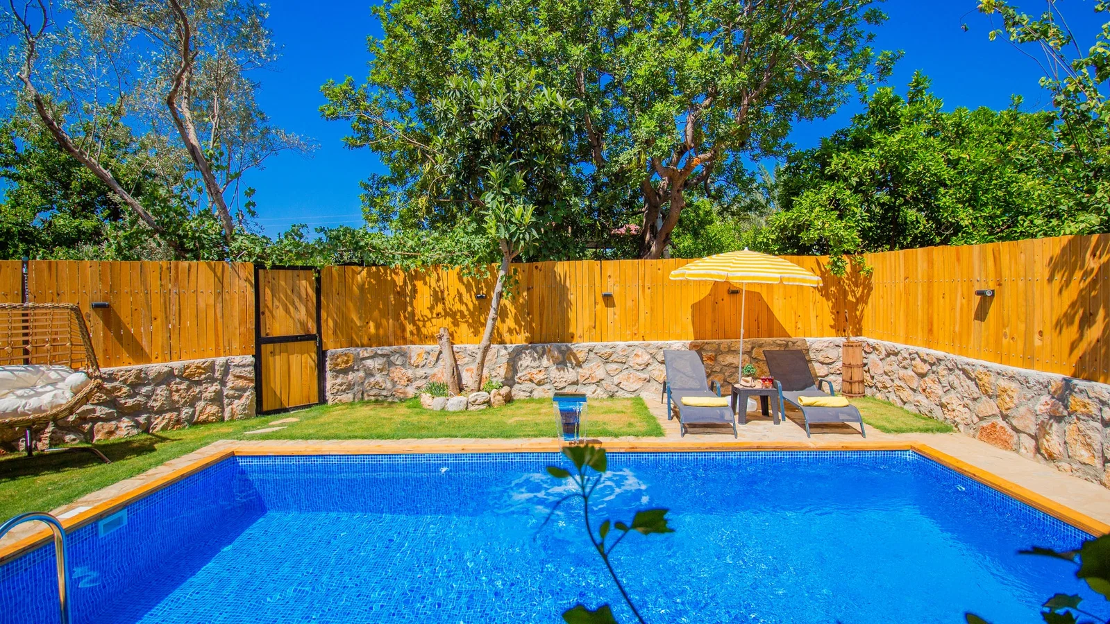 Çayköy’de Balayı Çiftlerine Uygun, Korunaklı Havuzlu, 2 Kişilik, Ekonomik Villa