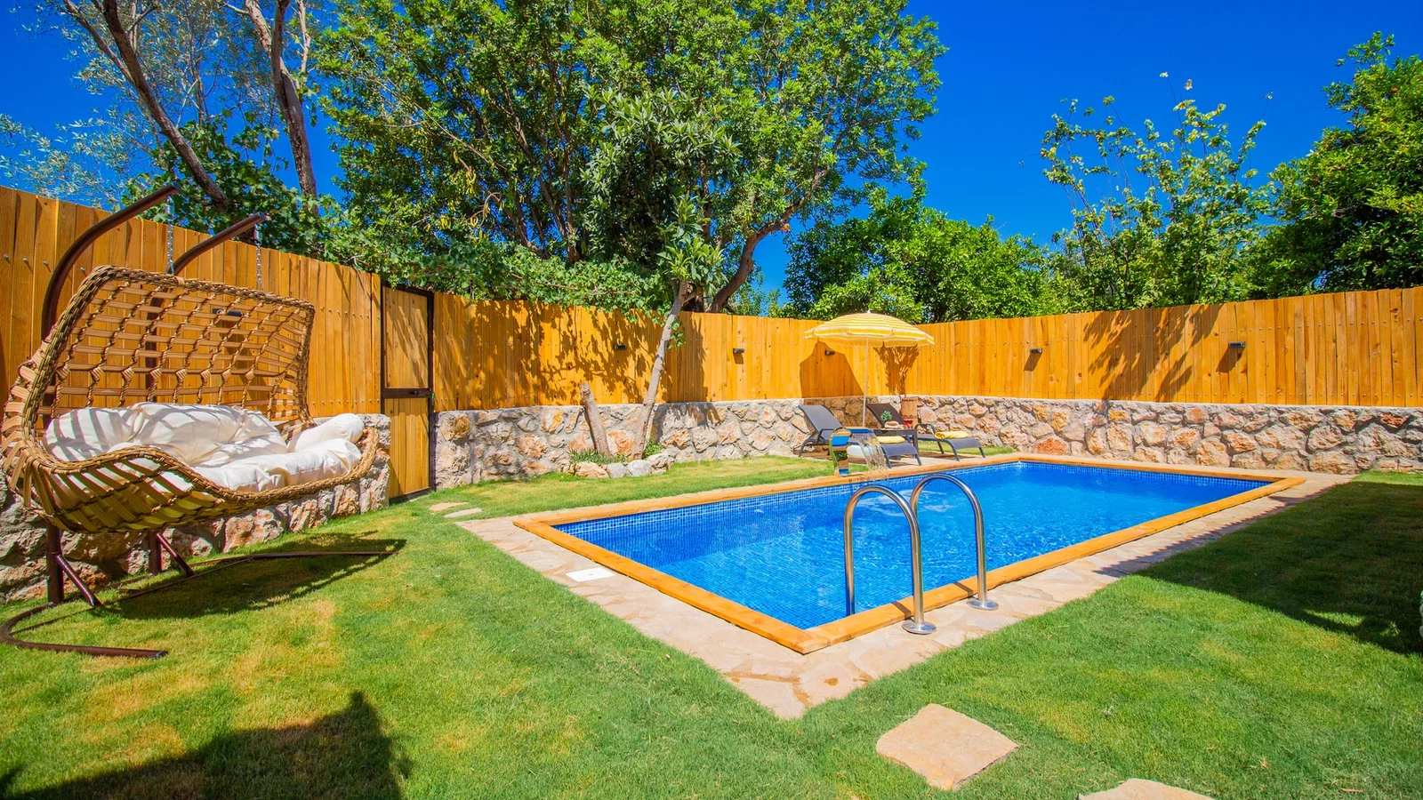 Çayköy’de Balayı Çiftlerine Uygun, Korunaklı Havuzlu, 2 Kişilik, Ekonomik Villa