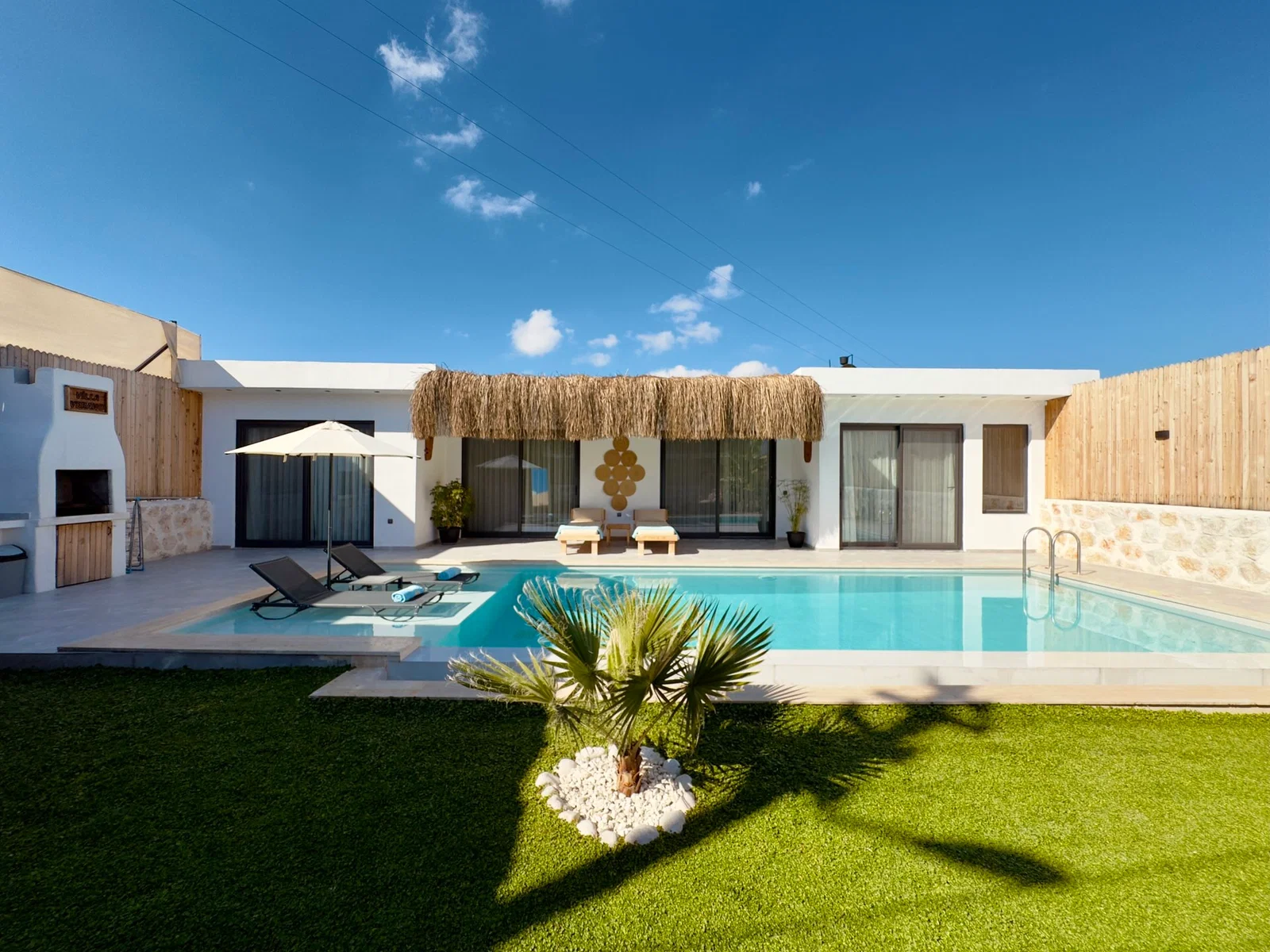 Patara’da Balayı Çiftlerine Uygun, Korunaklı Havuzlu, 2 Yatak Odalı, Kiralık Villa