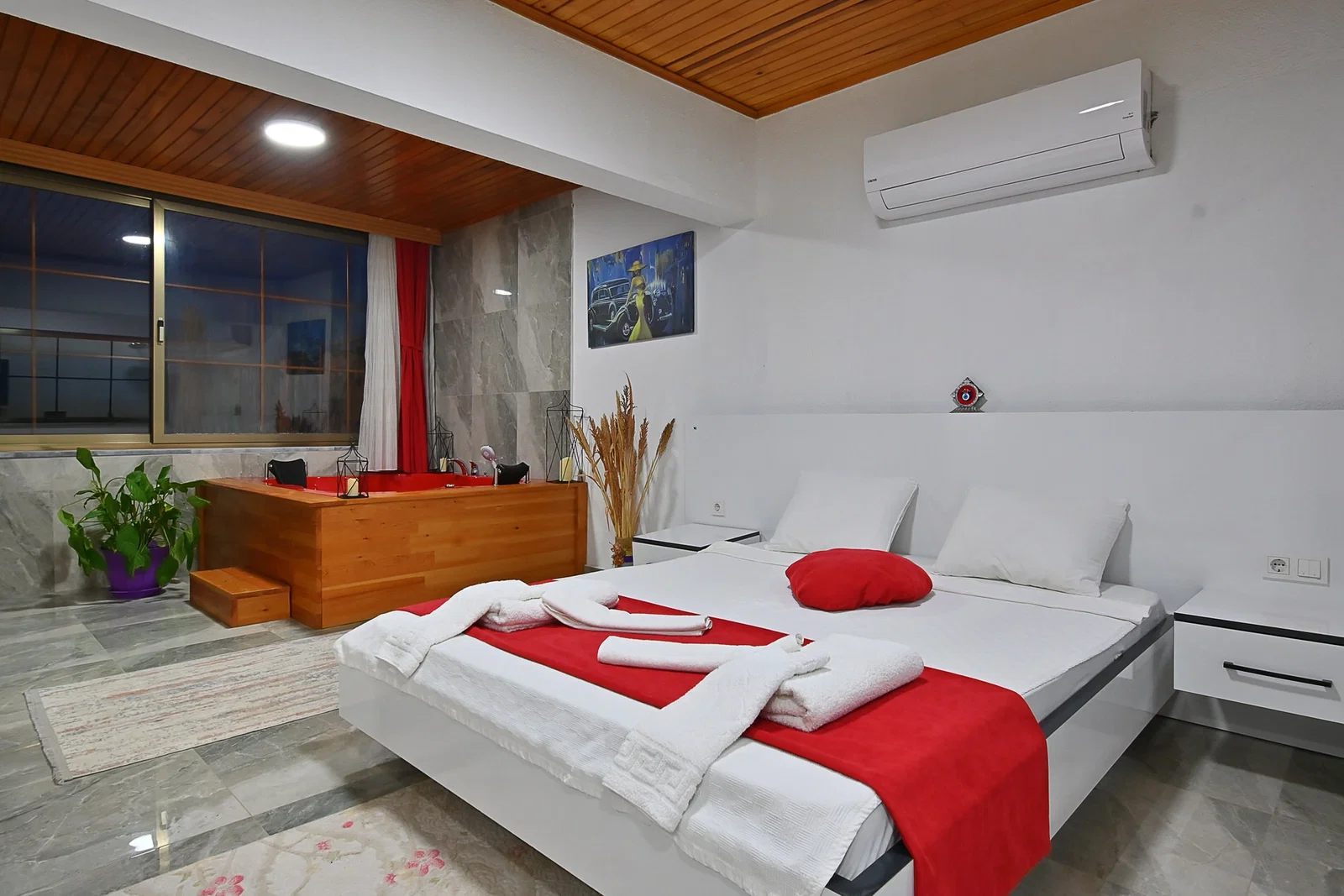 Çayköy’de Balayı Çiftlerine Uygun, Korunaklı Havuzlu, 4 Kişilik, Ekonomik Villa