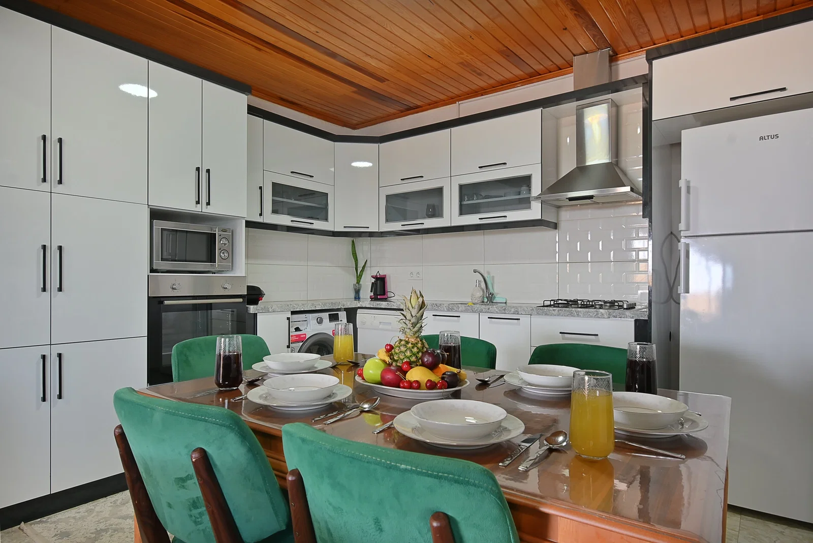 Çayköy’de Balayı Çiftlerine Uygun, Korunaklı Havuzlu, 4 Kişilik, Ekonomik Villa