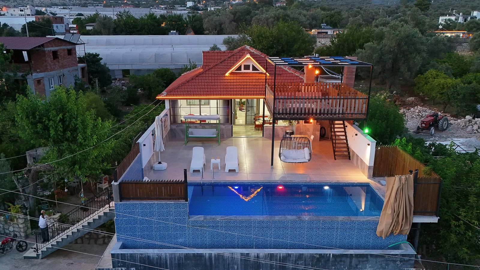 Çayköy’de Balayı Çiftlerine Uygun, Korunaklı Havuzlu, 4 Kişilik, Ekonomik Villa