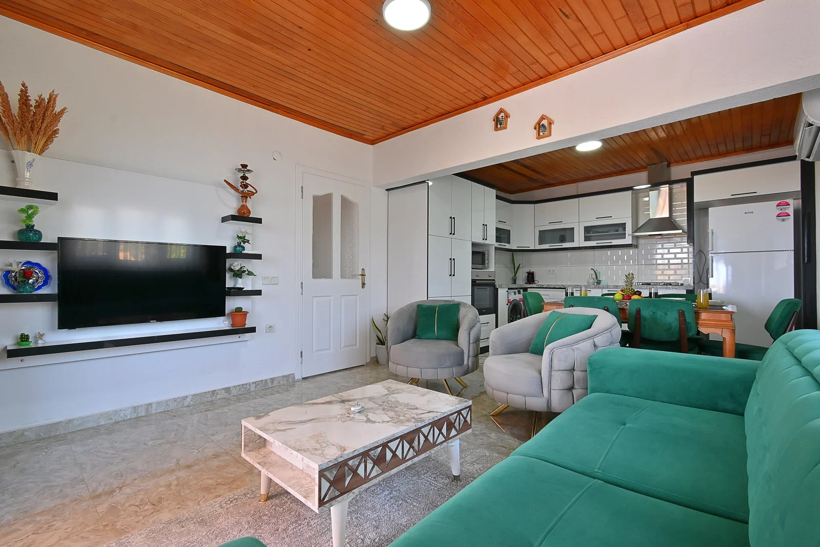 Çayköy’de Balayı Çiftlerine Uygun, Korunaklı Havuzlu, 4 Kişilik, Ekonomik Villa