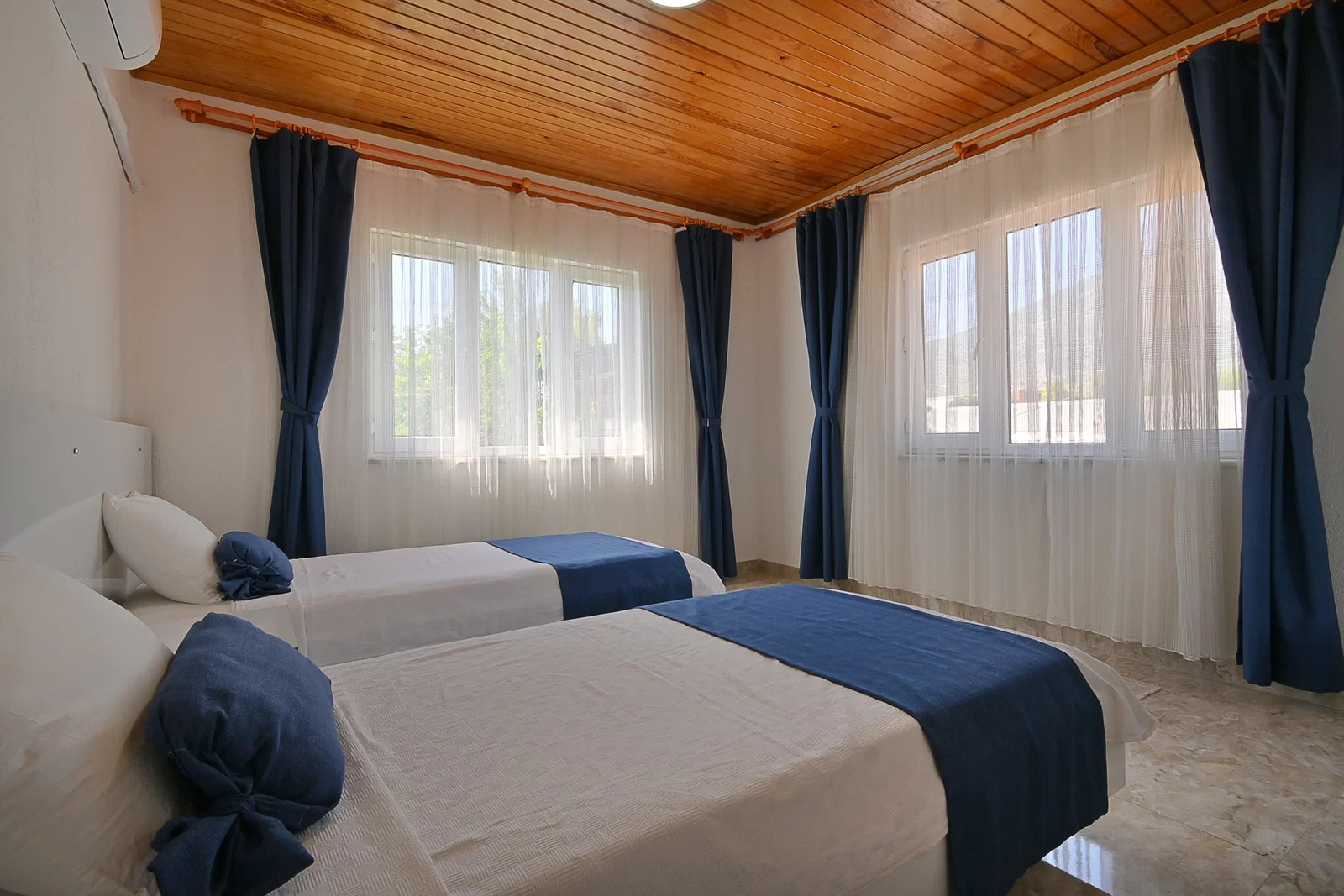 Çayköy’de Balayı Çiftlerine Uygun, Korunaklı Havuzlu, 4 Kişilik, Ekonomik Villa