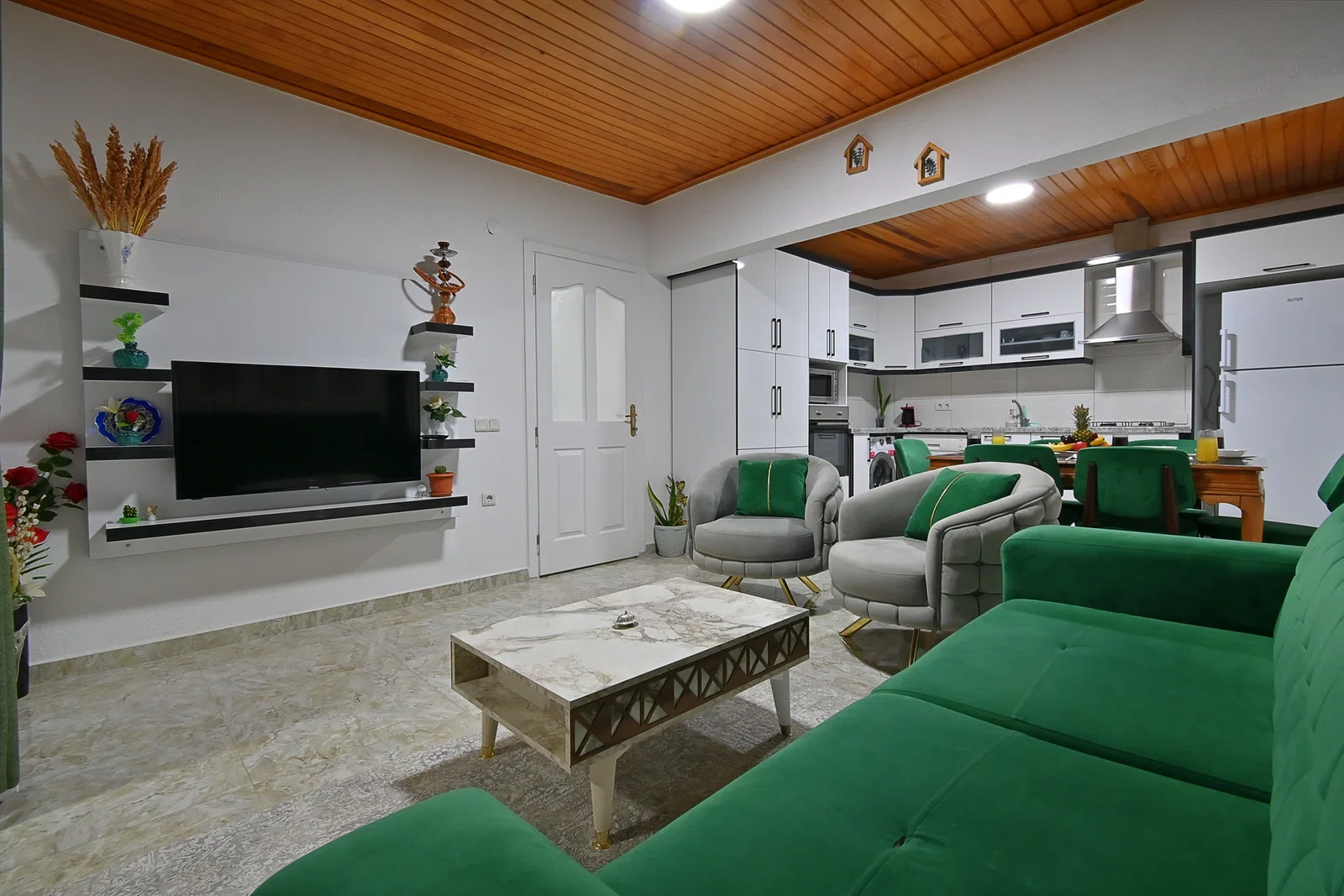 Çayköy’de Balayı Çiftlerine Uygun, Korunaklı Havuzlu, 4 Kişilik, Ekonomik Villa