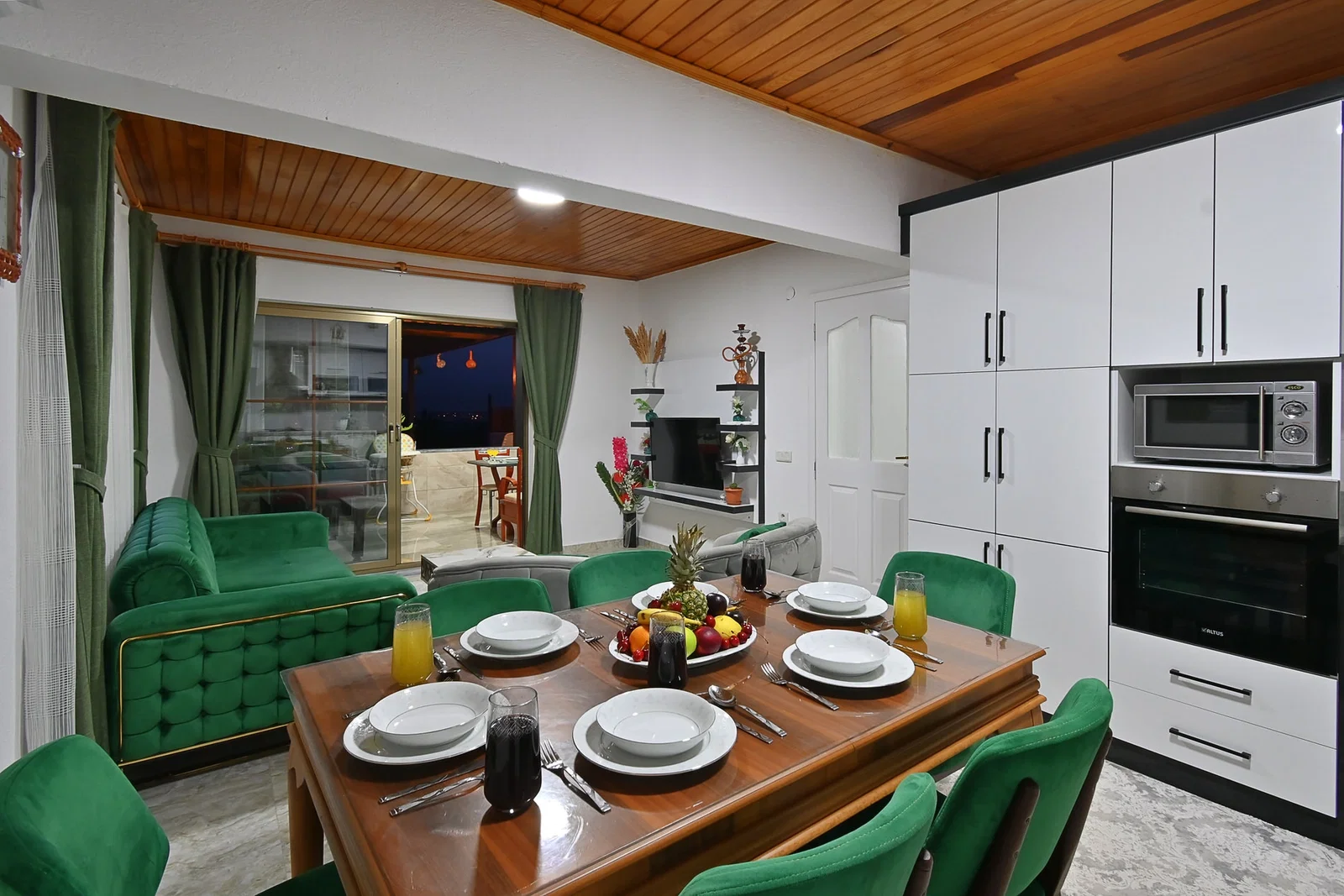 Çayköy’de Balayı Çiftlerine Uygun, Korunaklı Havuzlu, 4 Kişilik, Ekonomik Villa