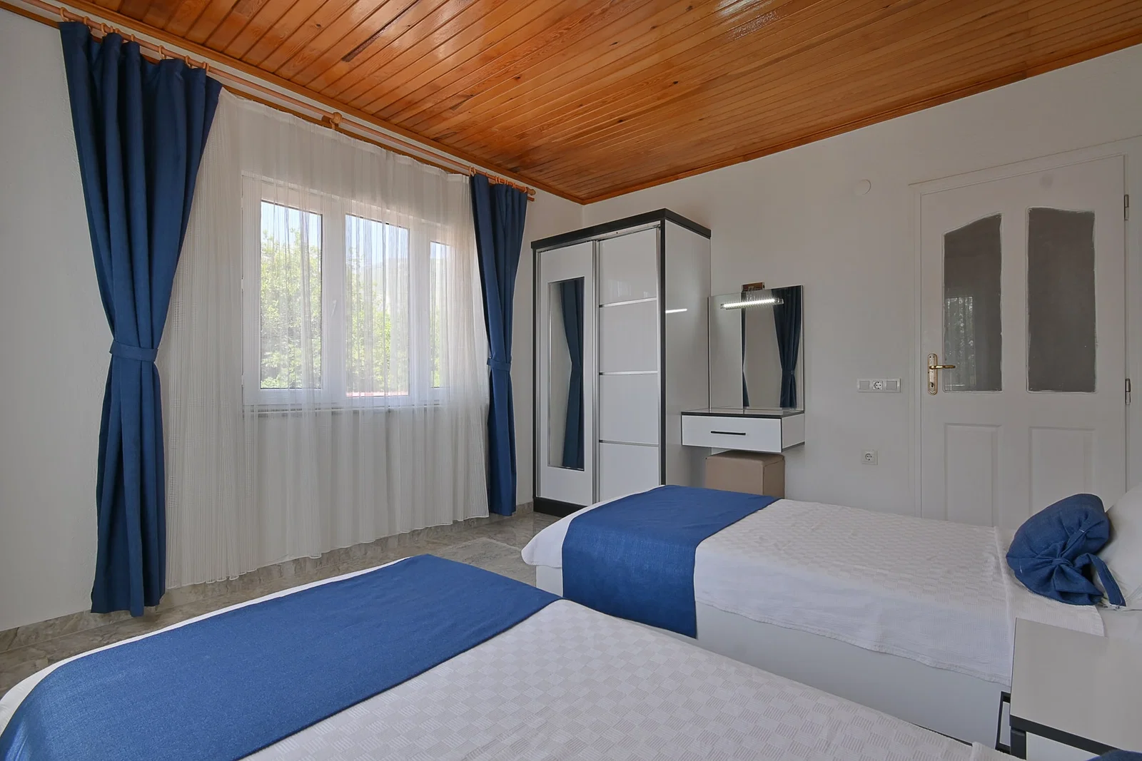Çayköy’de Balayı Çiftlerine Uygun, Korunaklı Havuzlu, 4 Kişilik, Ekonomik Villa