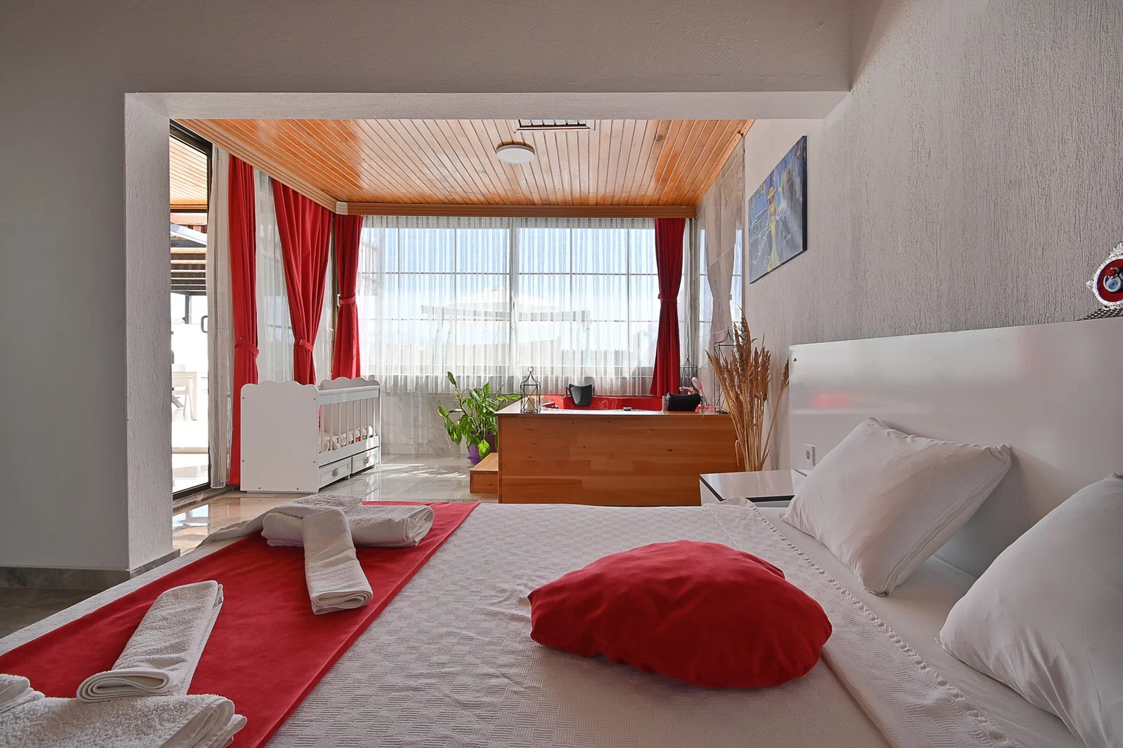 Çayköy’de Balayı Çiftlerine Uygun, Korunaklı Havuzlu, 4 Kişilik, Ekonomik Villa