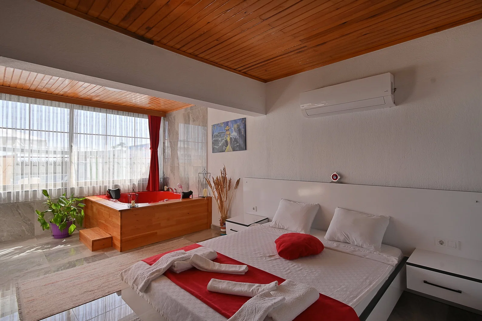 Çayköy’de Balayı Çiftlerine Uygun, Korunaklı Havuzlu, 4 Kişilik, Ekonomik Villa