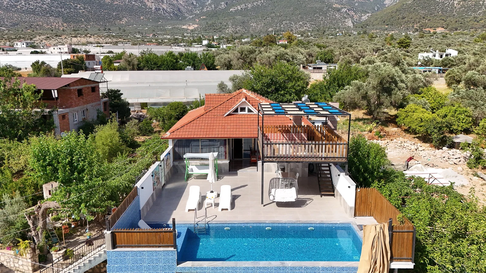 Çayköy’de Balayı Çiftlerine Uygun, Korunaklı Havuzlu, 4 Kişilik, Ekonomik Villa