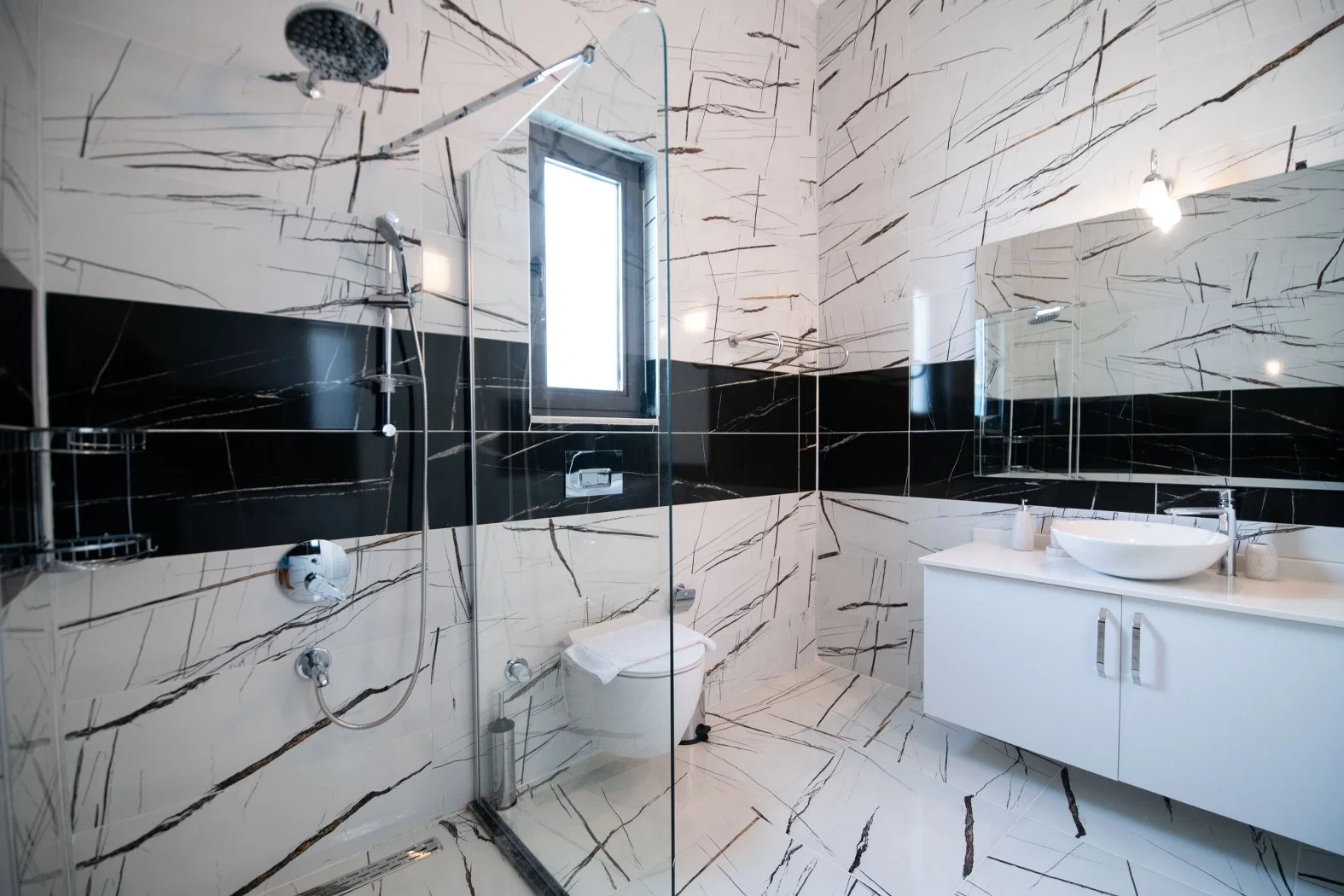 Yeşilköy’de Korunaklı, Isıtmalı Havuzlu, 4 Kişilik, Ekonomik Villa